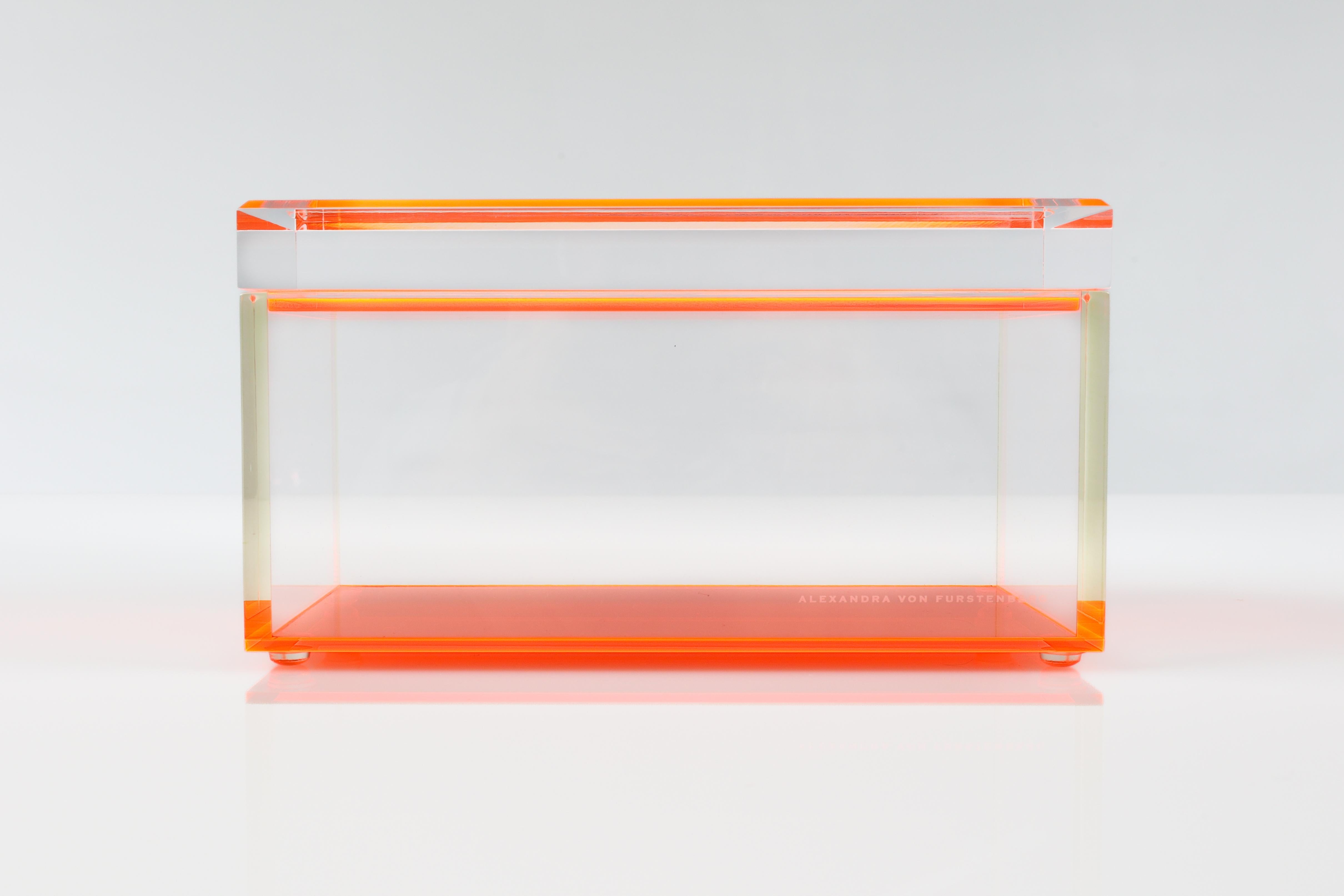 Alexandra Von Furstenberg Caja acrílica del tesoro en naranja - Caja de almacenaje mediana Biselado en venta