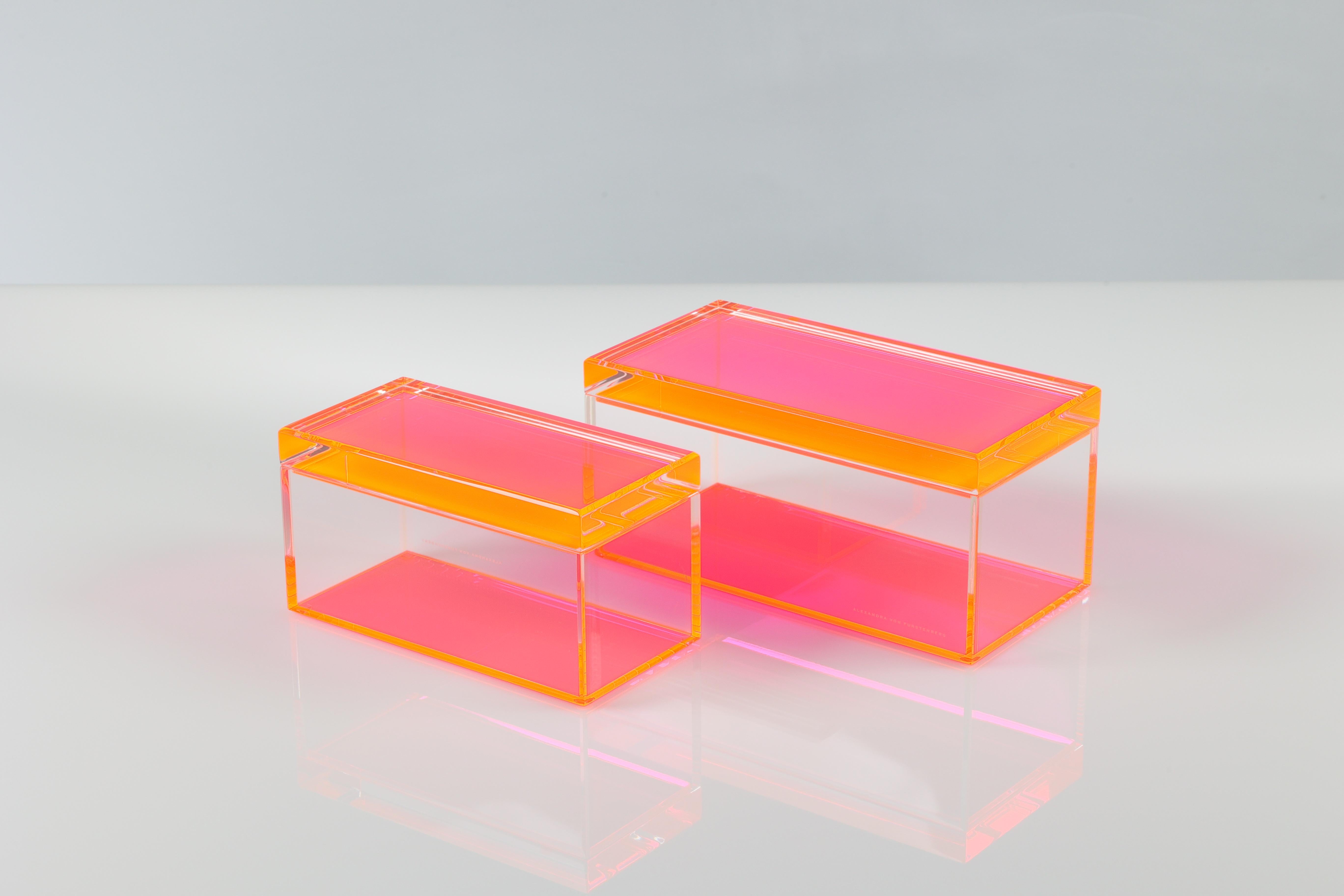 Añade un atrevido toque de glamour moderno a tu espacio con esta caja acrílica para tesoros de Alexandra Von Furstenberg, con un llamativo rosa intenso. Fabricada en Lucite de alta calidad, esta elegante caja decorativa es perfecta para guardar