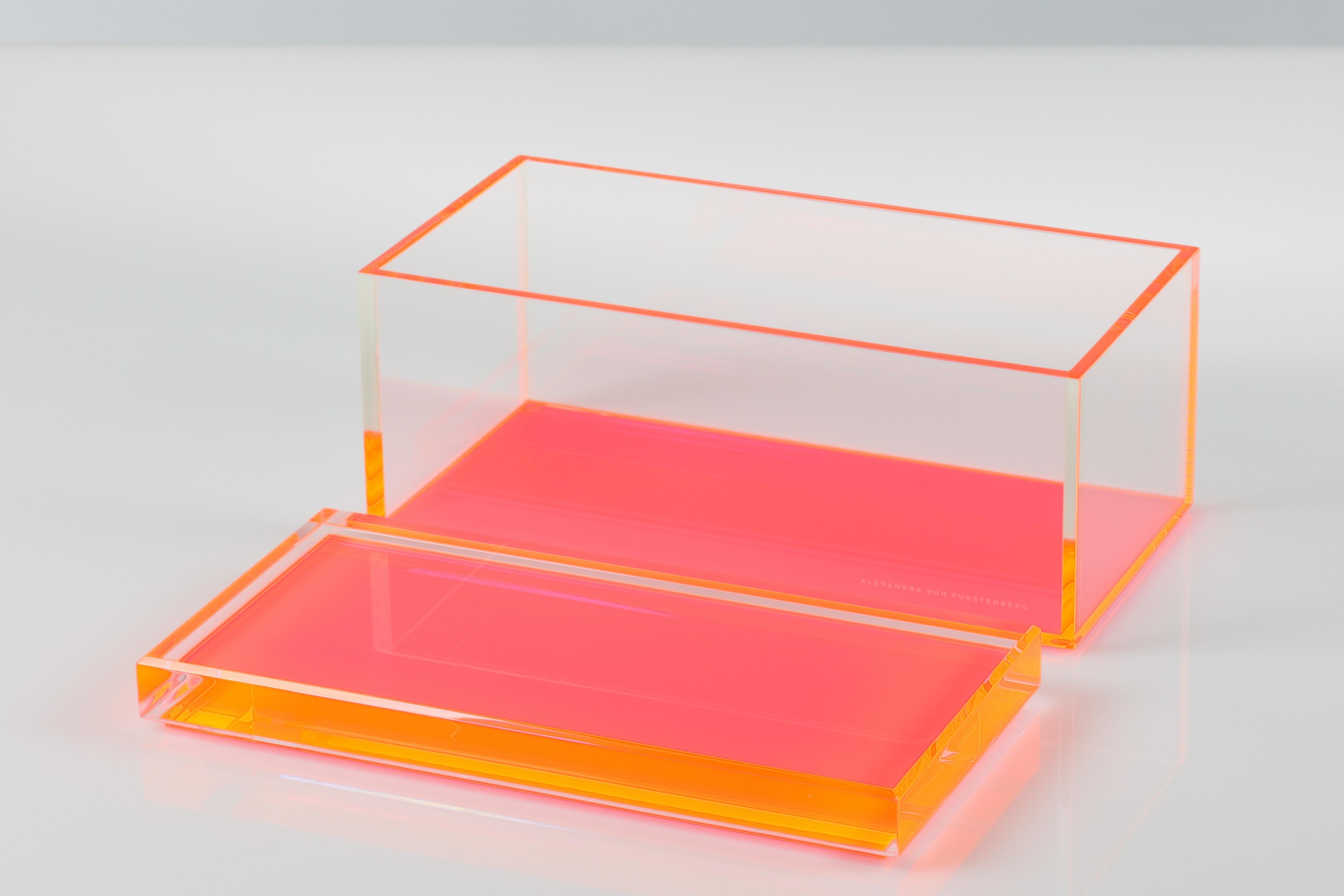 Alexandra Von Furstenberg Caja acrílica del tesoro en rosa - Caja de almacenaje grande Moderno en venta