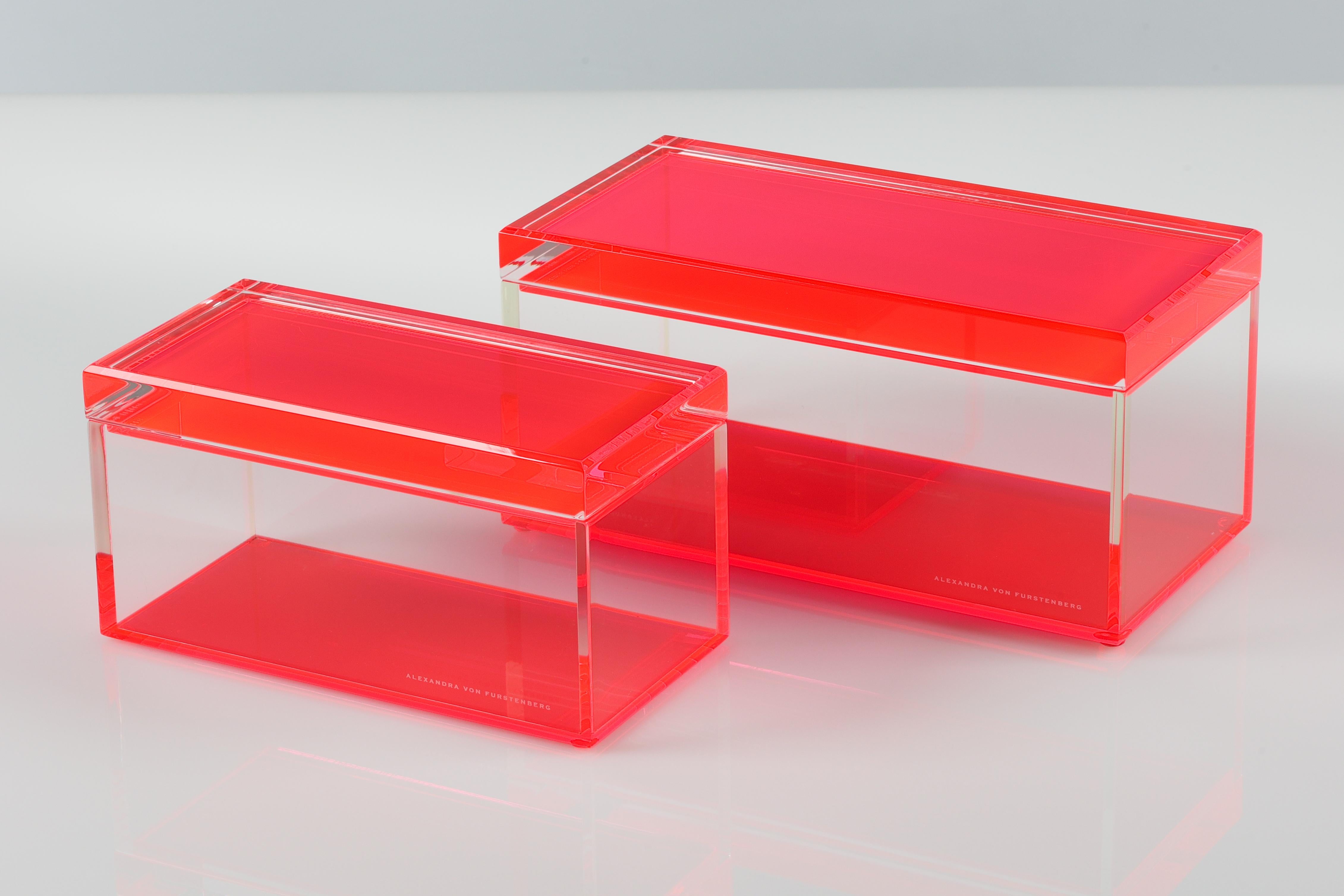 Añade un atrevido toque de glamour moderno a tu espacio con esta caja acrílica para tesoros de Alexandra Von Furstenberg, con un llamativo color rojo. Fabricada en Lucite de alta calidad, esta elegante caja decorativa es perfecta para guardar joyas,