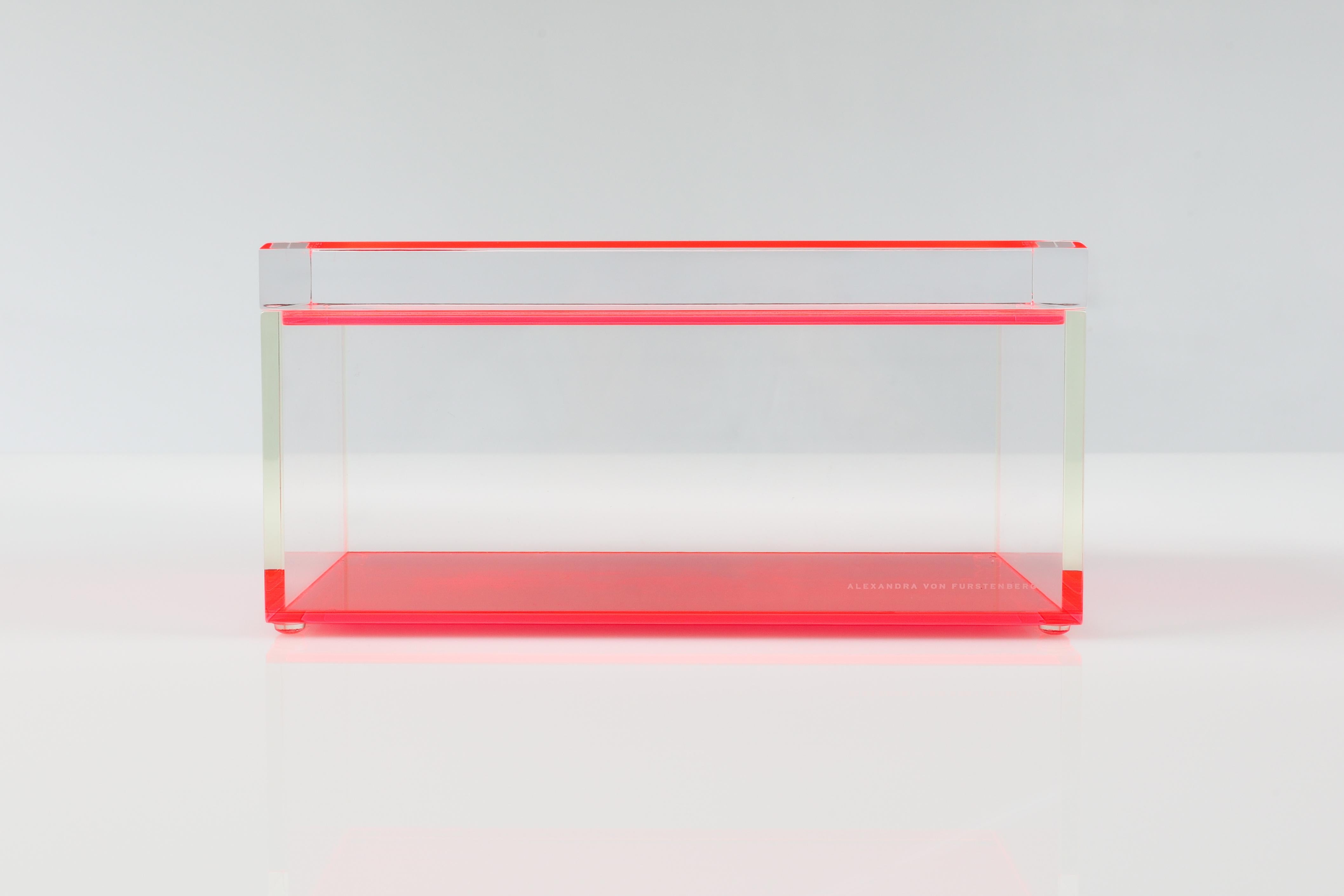 Alexandra Von Furstenberg Caja acrílica del tesoro en rojo - Caja de almacenaje mediana Moderno en venta