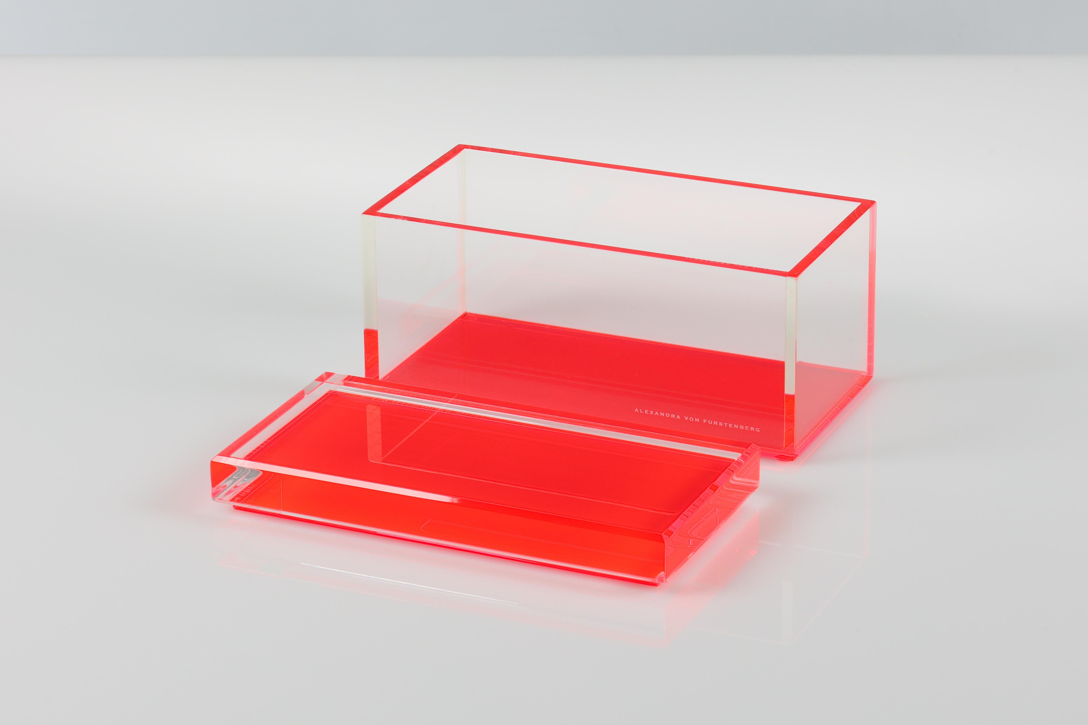 Alexandra Von Furstenberg Caja acrílica del tesoro en rojo - Caja de almacenaje mediana Estadounidense en venta