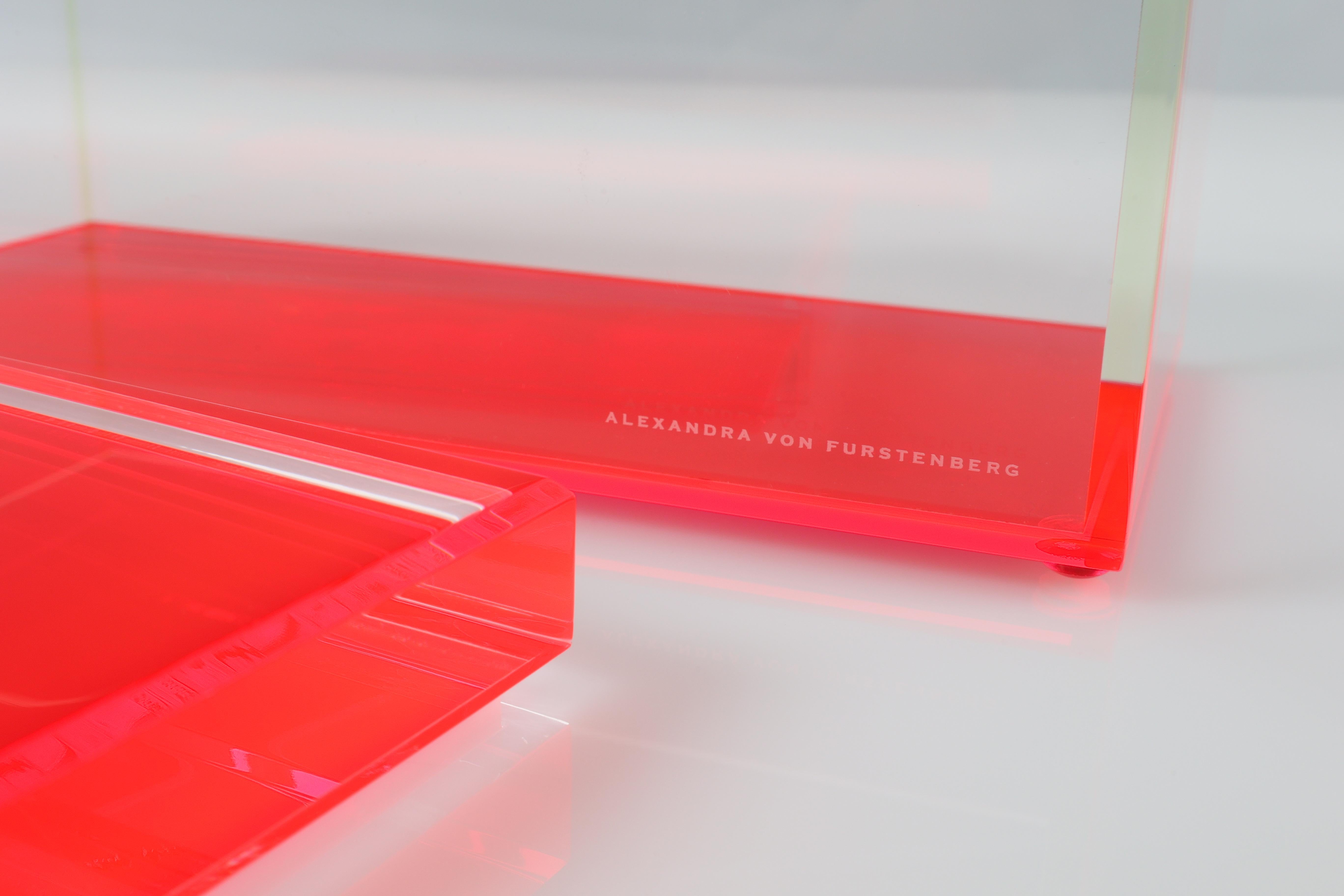 Alexandra Von Furstenberg Caja acrílica del tesoro en rojo - Caja de almacenaje mediana Biselado en venta