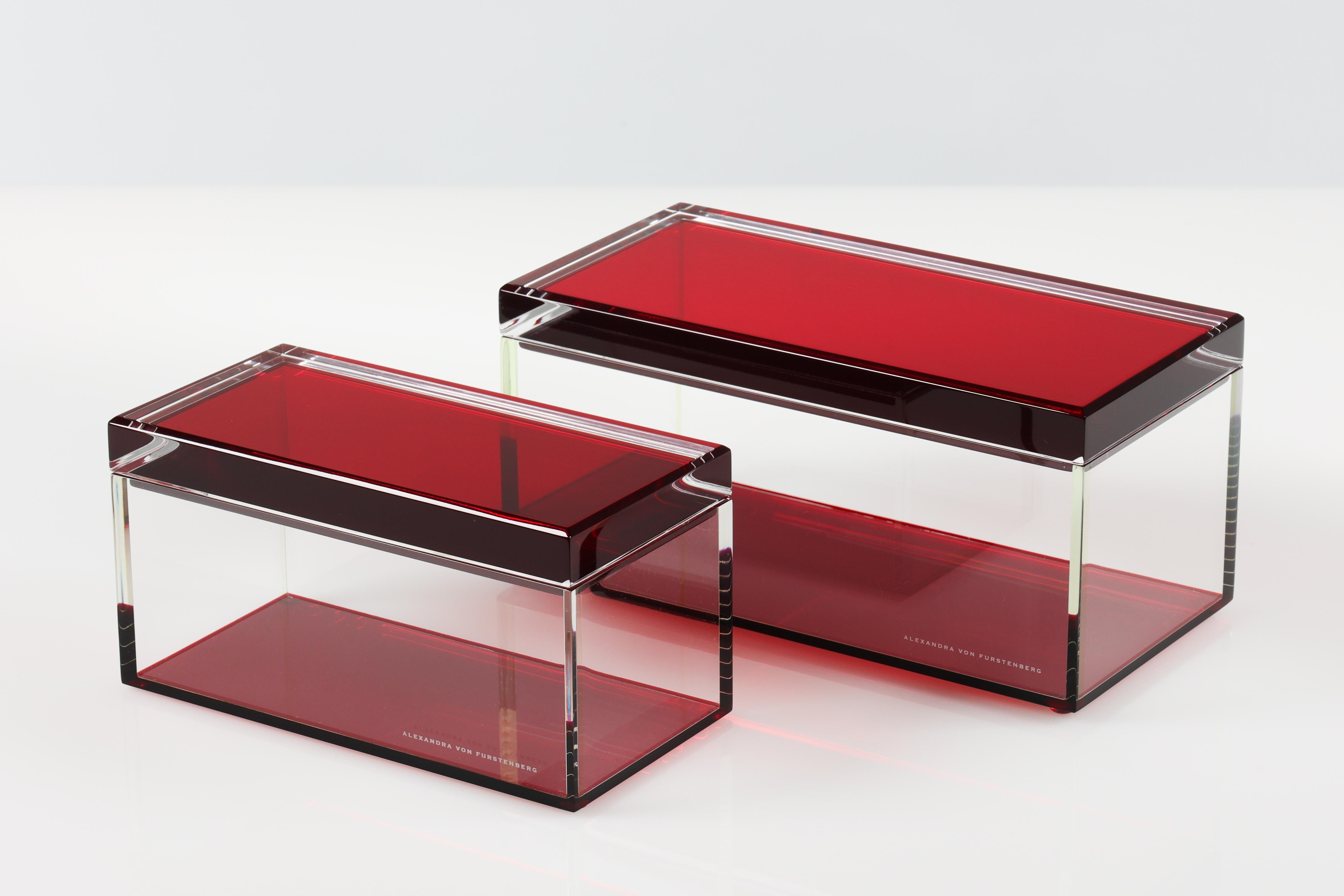 Dieses Acryl-Schatzkästchen von Alexandra Von Furstenberg mit seinem auffälligen Rubin bringt einen Hauch von modernem Glamour in Ihren Raum. Diese rubinrote, schicke, dekorative Aufbewahrungsbox aus hochwertigem Lucite ist perfekt für Schmuck,