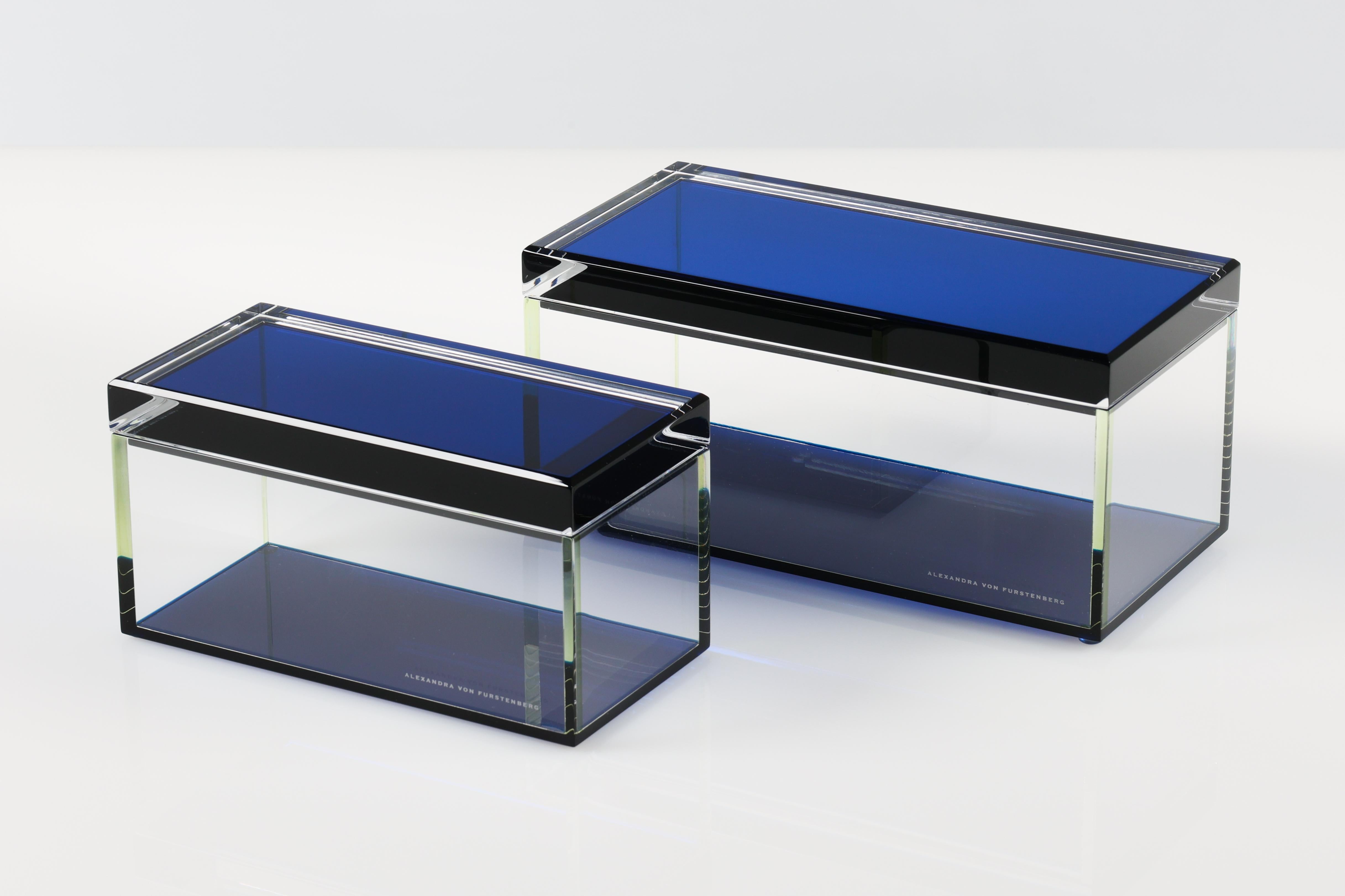 Añade un atrevido toque de glamour moderno a tu espacio con esta caja acrílica para tesoros de Alexandra Von Furstenberg, con un llamativo Zafiro. Fabricada en Lucite de alta calidad, esta caja de almacenaje decorativa azul chic es perfecta para
