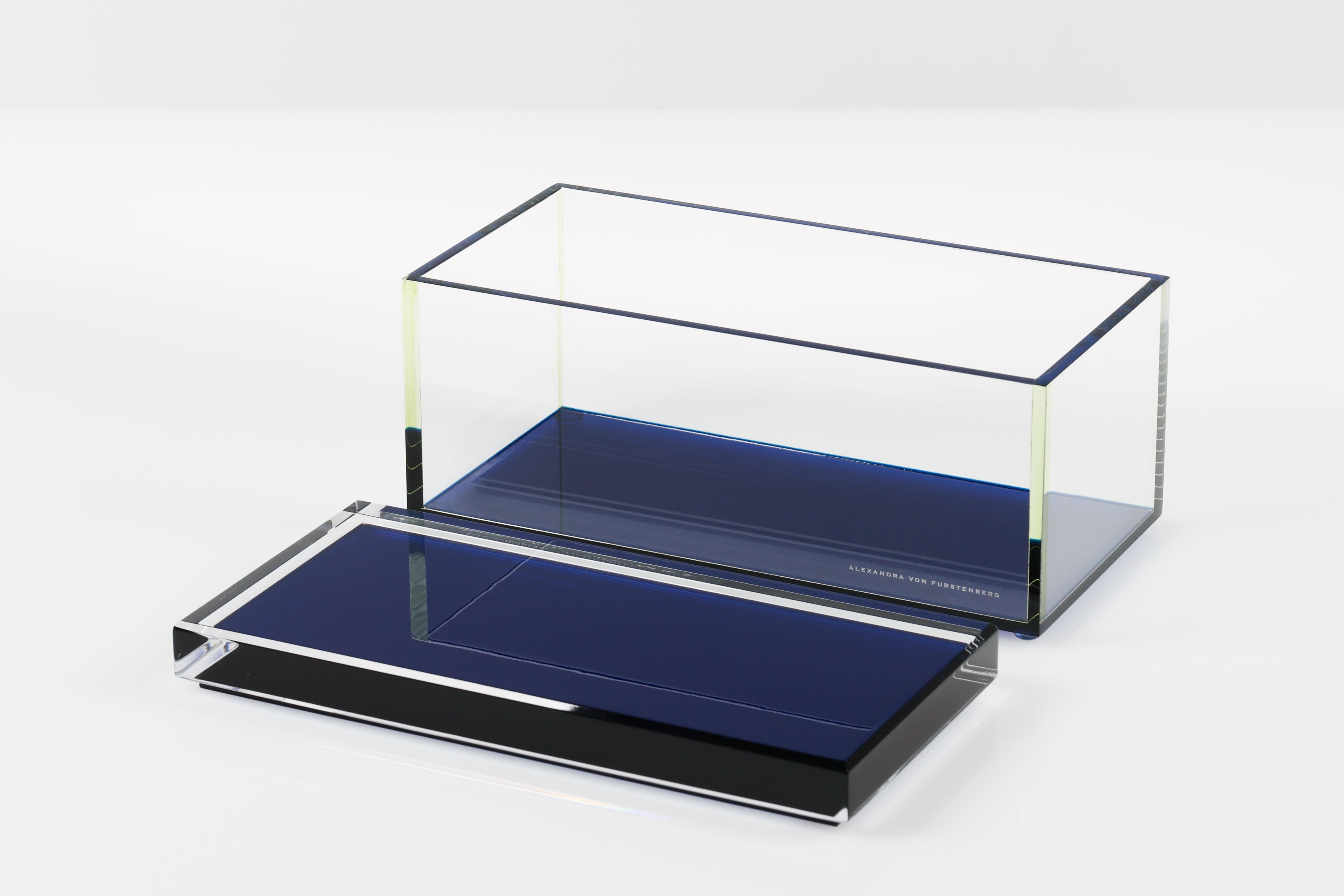 Alexandra Von Furstenberg Caja acrílica del tesoro en zafiro - Caja de almacenaje grande Moderno en venta