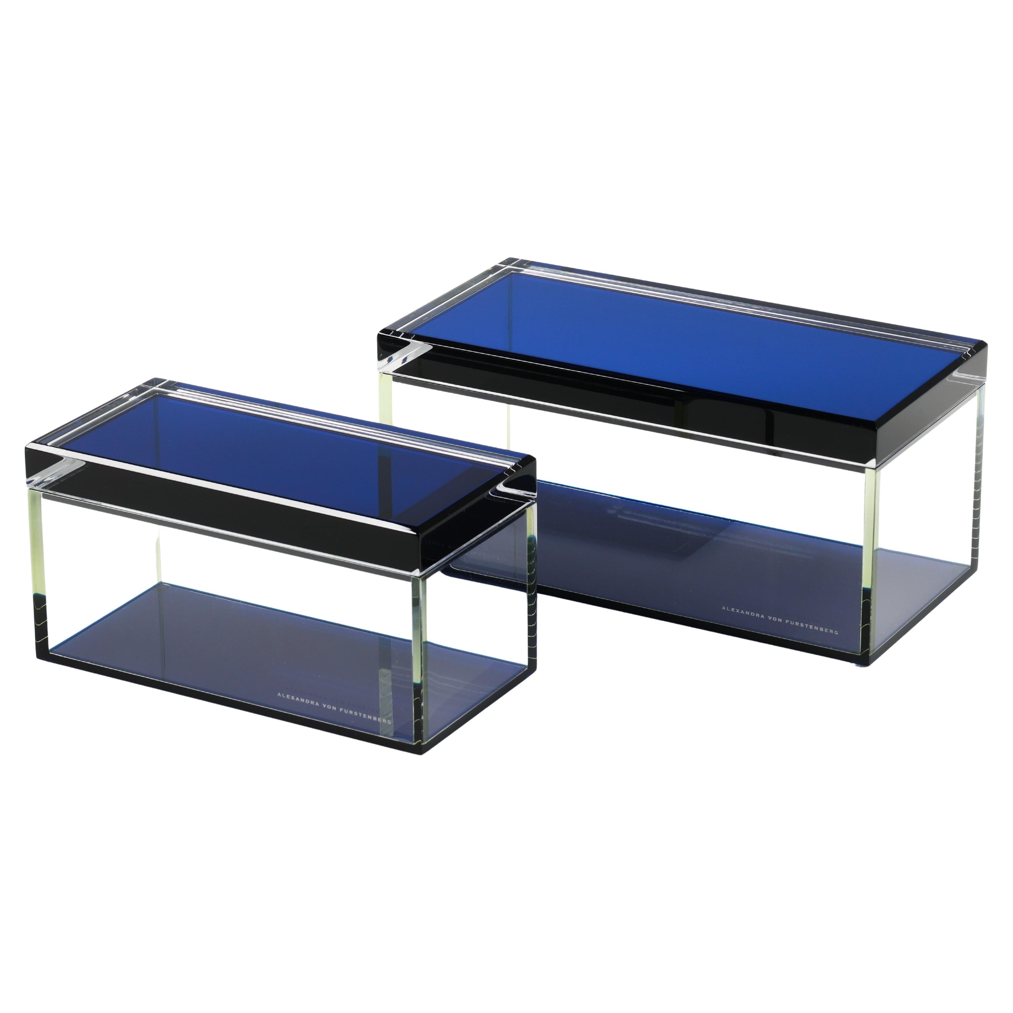 Añade un atrevido toque de glamour moderno a tu espacio con esta caja acrílica para tesoros de Alexandra Von Furstenberg, con un llamativo Zafiro. Fabricada en Lucite de alta calidad, esta caja de almacenaje decorativa azul chic es perfecta para