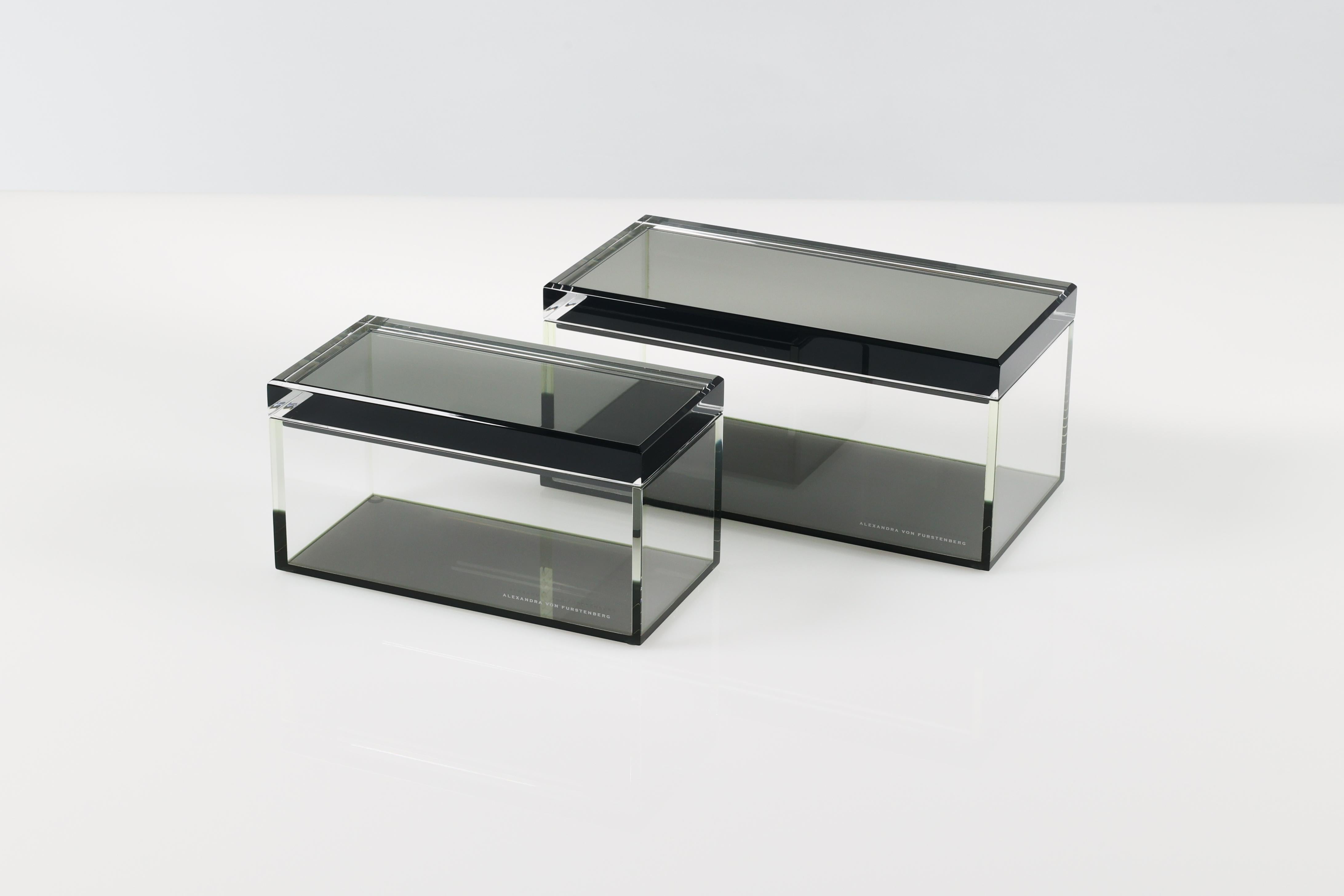 Verleihen Sie Ihrem Raum einen Hauch von modernem Glamour mit dieser Acryl-Schatzkiste von Alexandra Von Furstenberg in Schiefergrau. Diese schicke, dekorative Aufbewahrungsbox aus hochwertigem Lucite eignet sich perfekt zur Aufbewahrung von