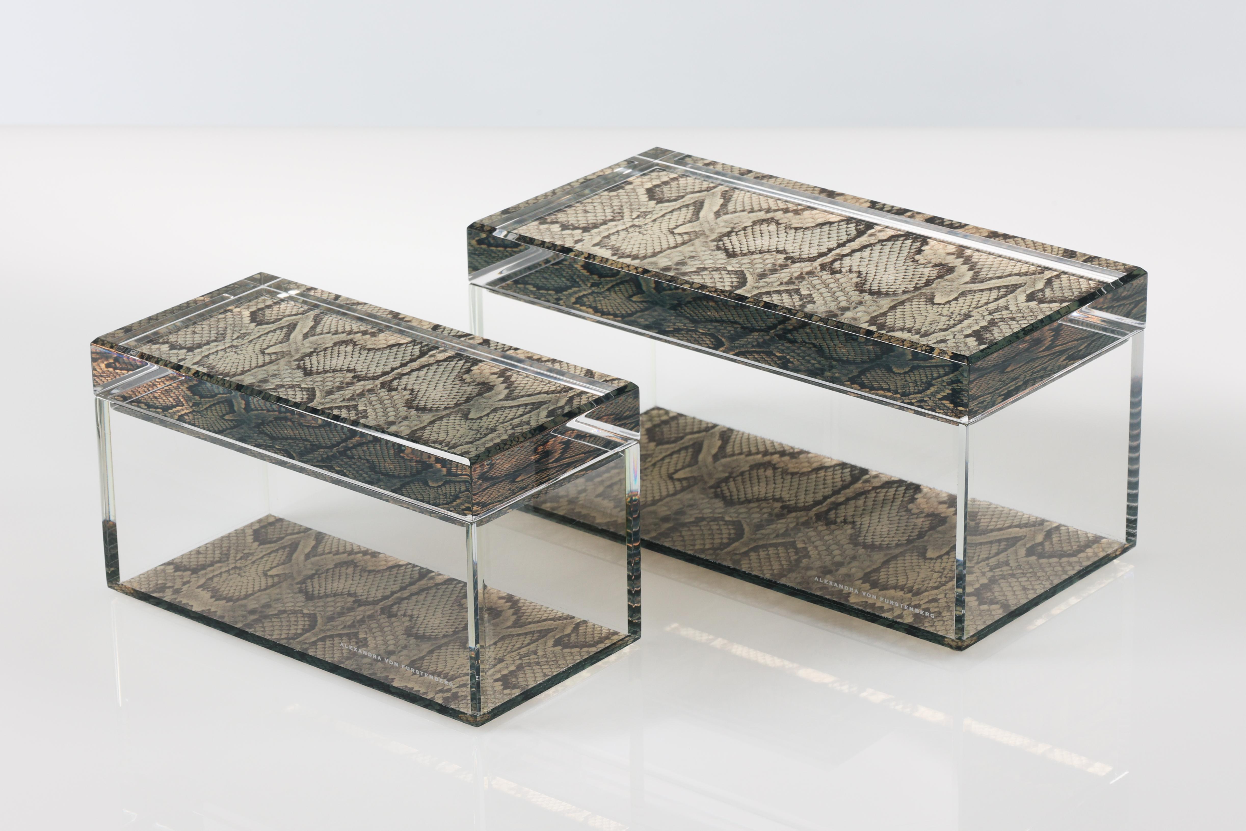 Añade un atrevido toque de glamour moderno a tu espacio con este cofre acrílico de Alexandra Von Furstenberg, con un llamativo estampado de serpiente. Fabricada en Lucite de alta calidad, esta elegante caja decorativa es perfecta para guardar joyas,
