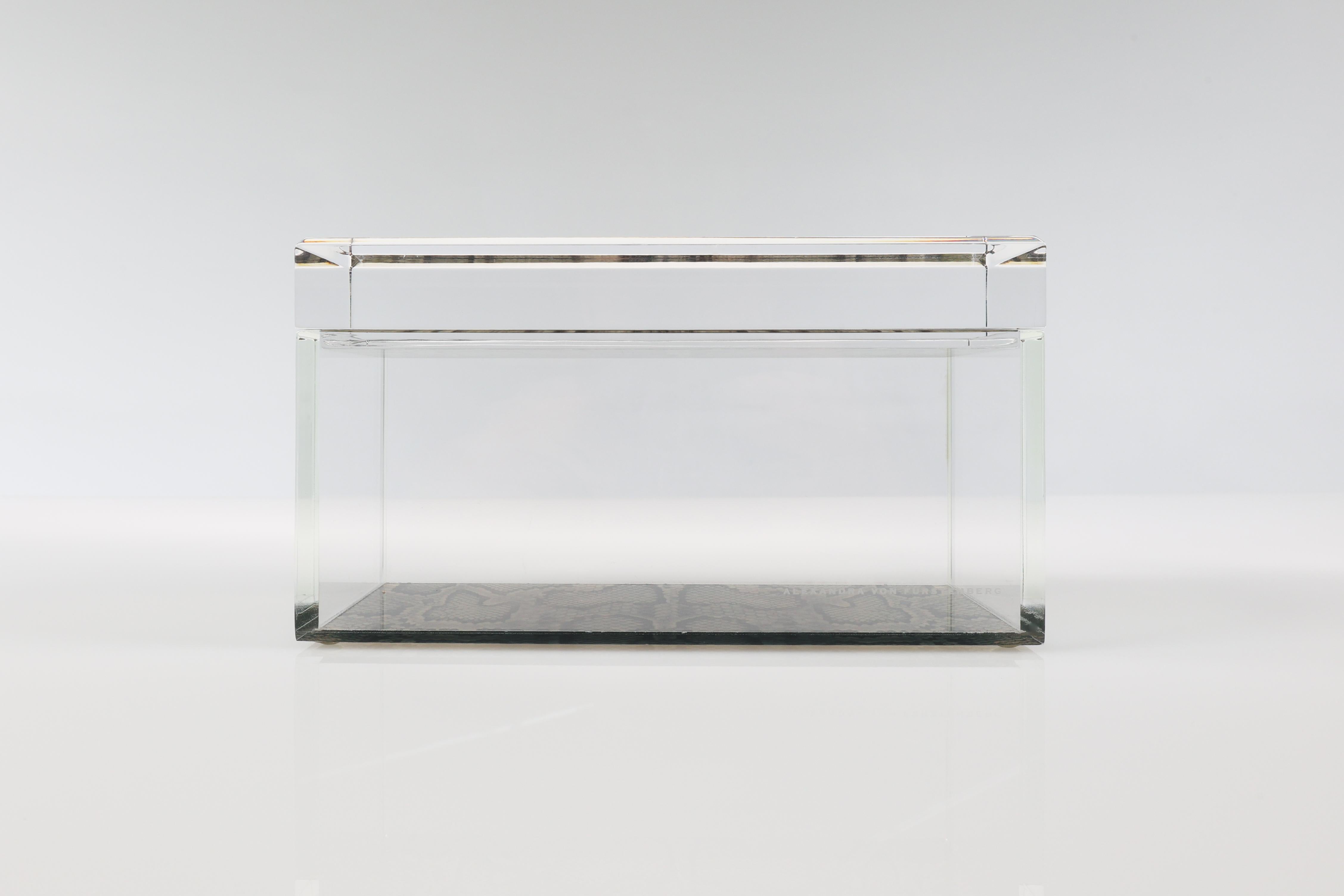 Caja del tesoro acrílica con estampado de serpiente Alexandra Von Furstenberg Caja de almacenamiento mediana Biselado en venta
