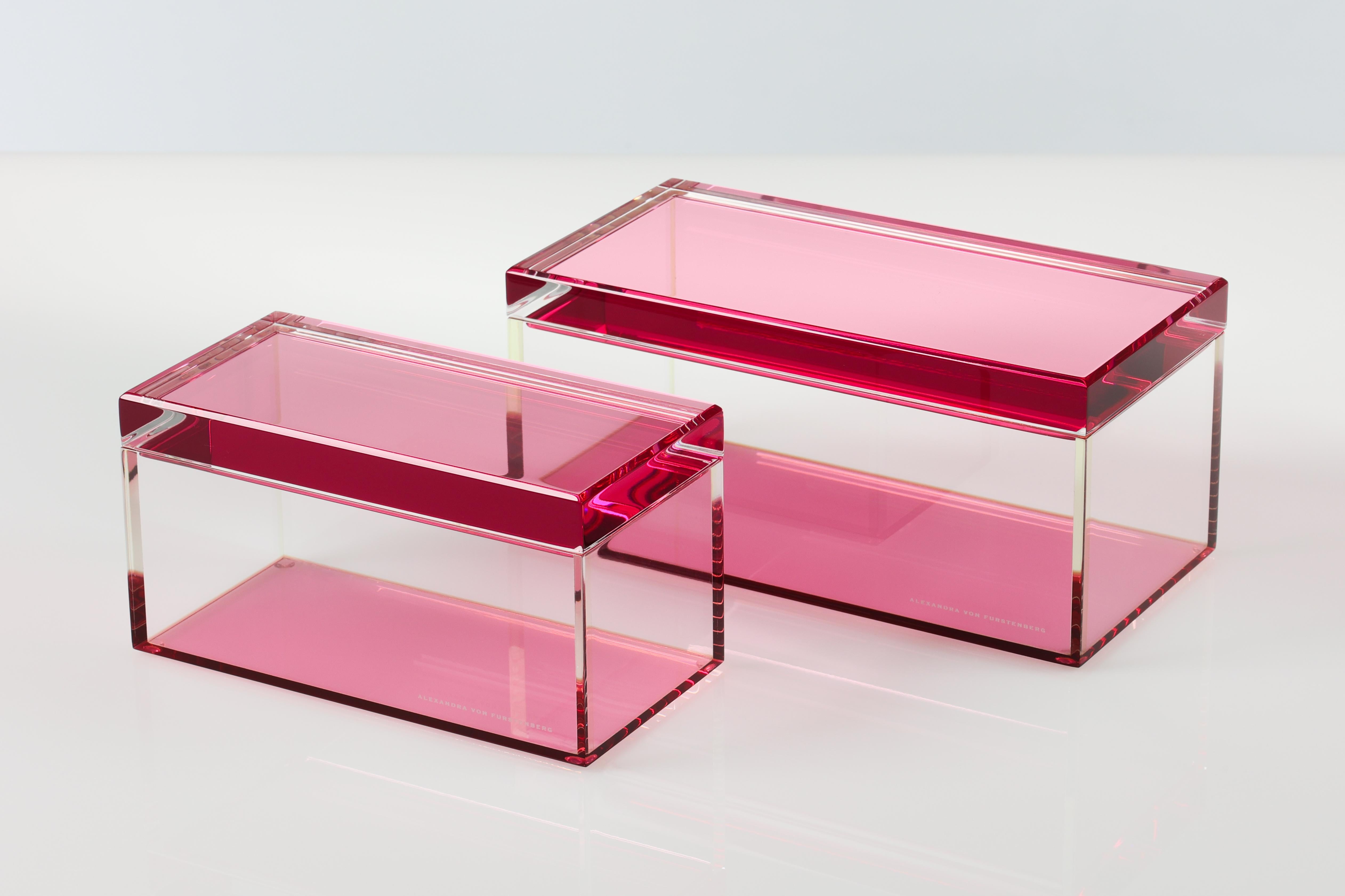 Añade un atrevido toque de glamour moderno a tu espacio con esta caja acrílica para tesoros de Alexandra Von Furstenberg, con un llamativo Tulipán. Fabricada en Lucite de alta calidad, esta elegante caja decorativa es perfecta para guardar joyas,