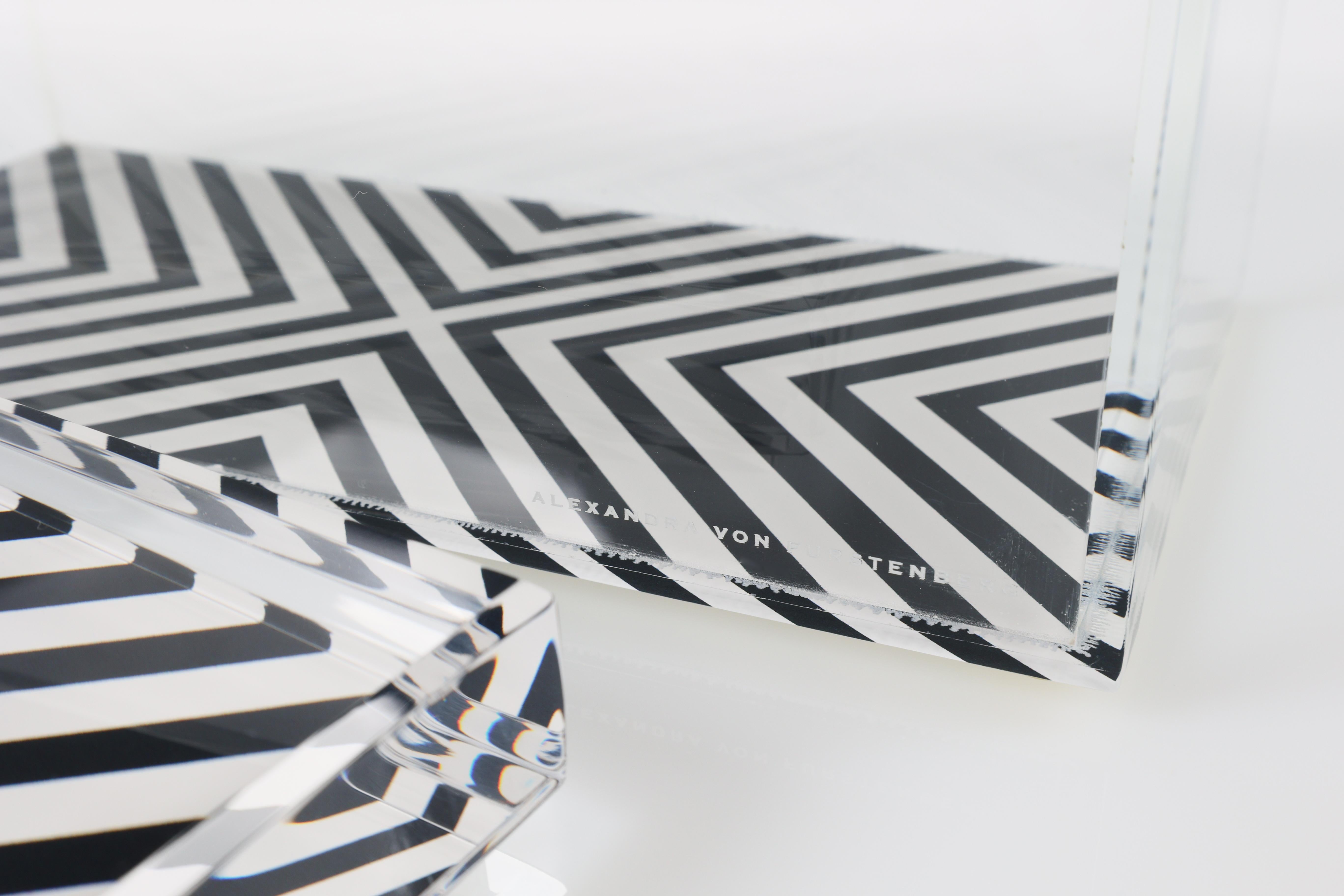 Alexandra Von Furstenberg Acrylic Treasure Box in X Print - Large Storage Box Estadounidense en venta