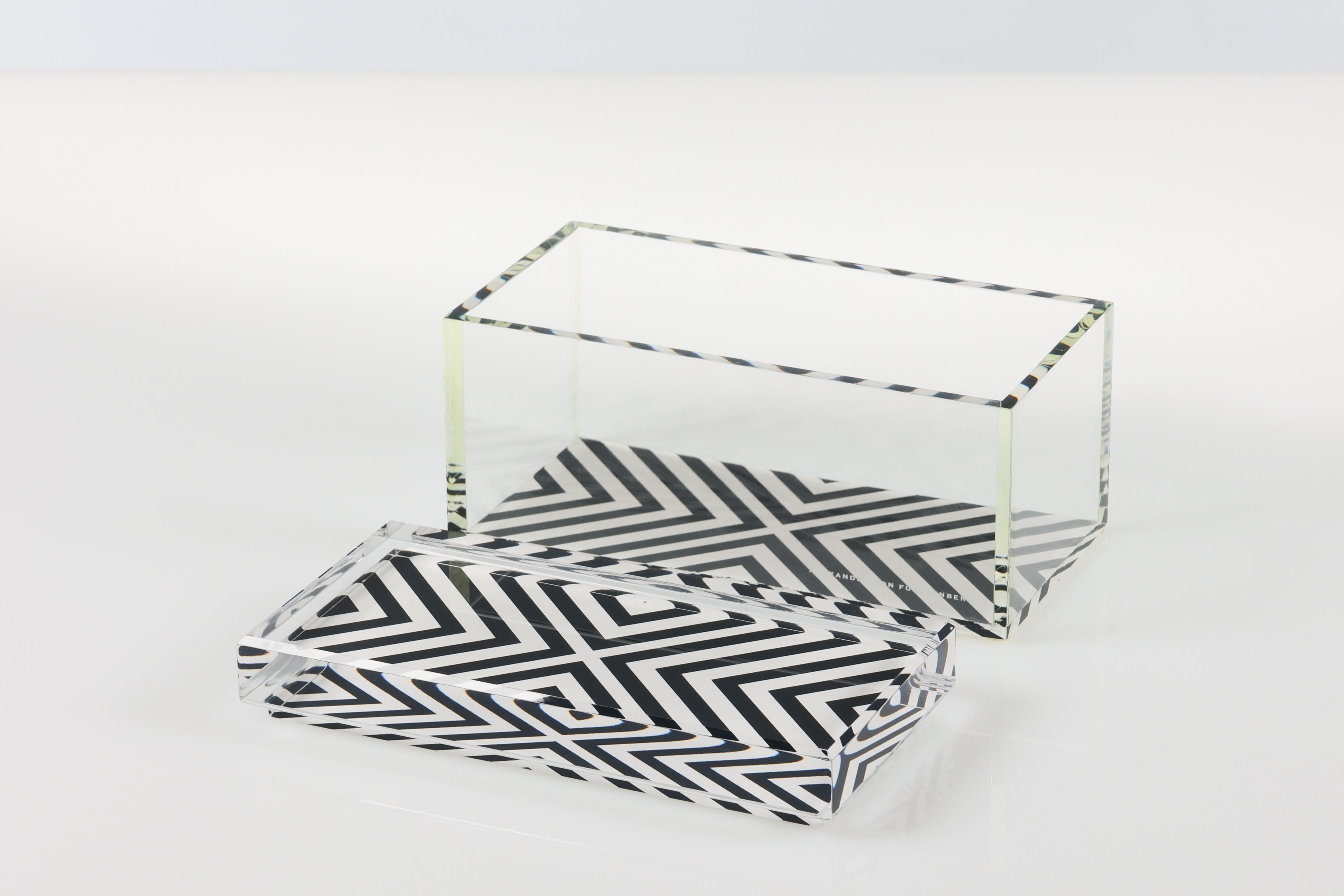 Caja acrílica del tesoro Alexandra Von Furstenberg en X Print - Caja de almacenamiento mediana Moderno en venta