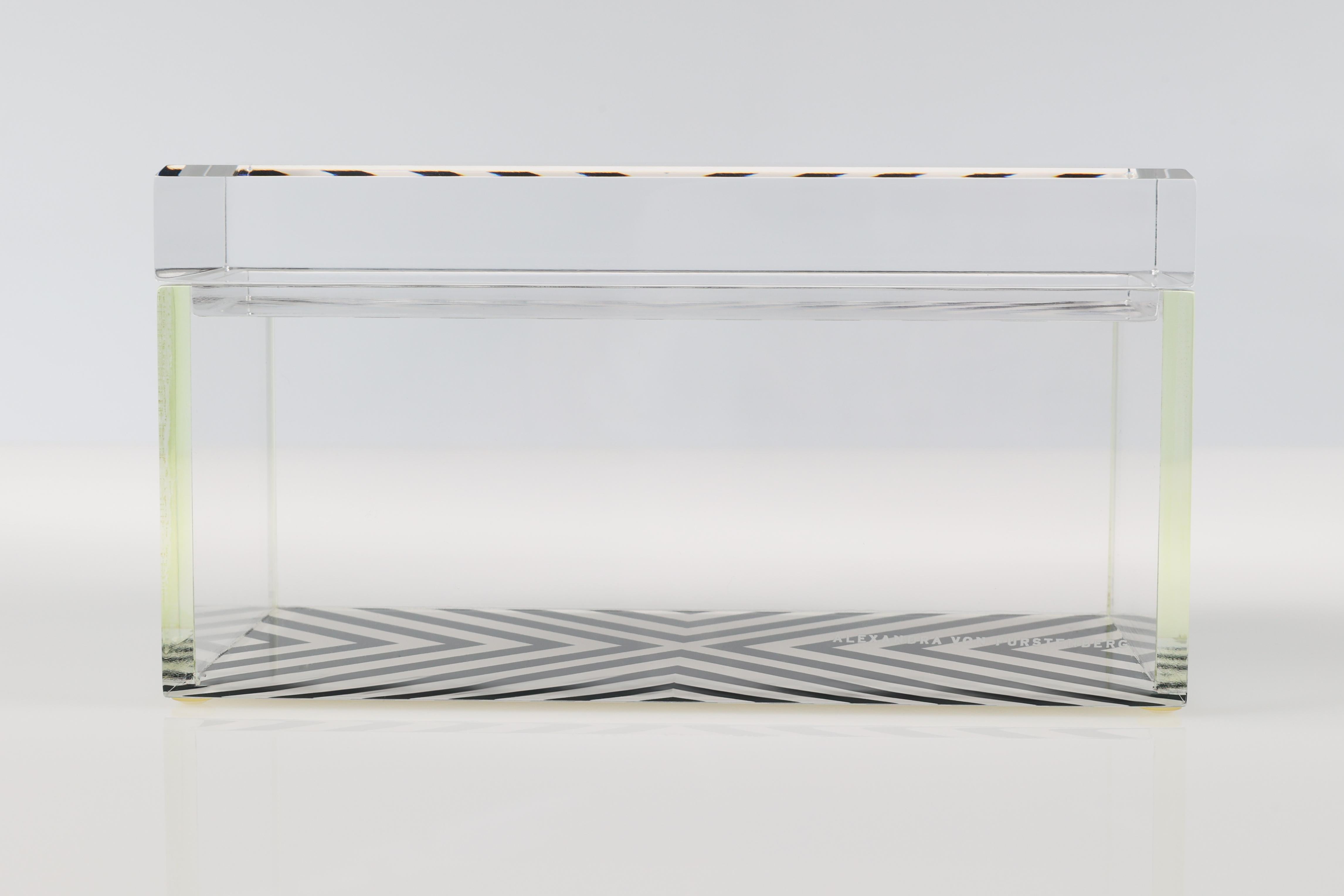 Caja acrílica del tesoro Alexandra Von Furstenberg en X Print - Caja de almacenamiento mediana Biselado en venta