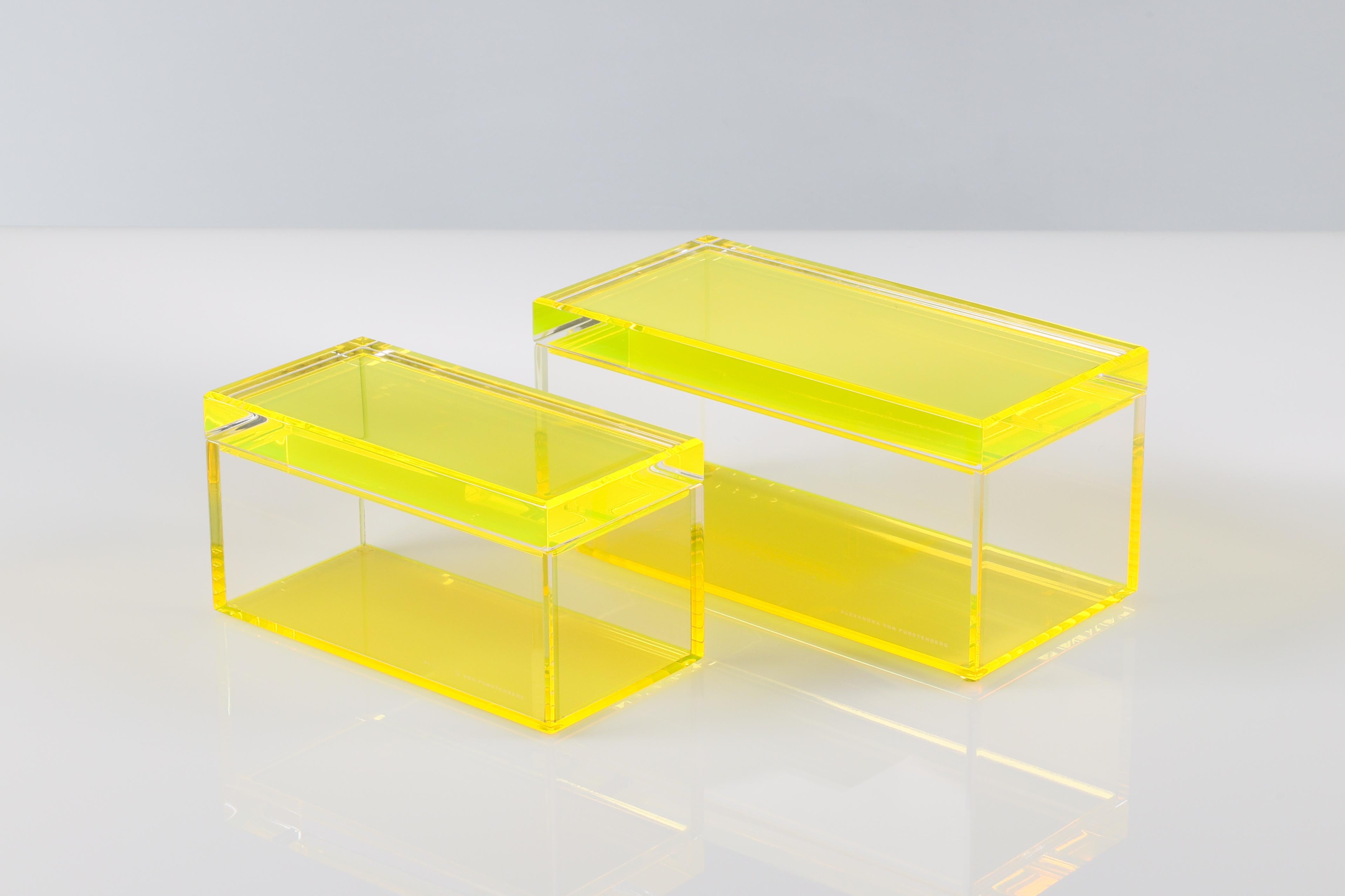 Dieses Acryl-Schatzkästchen von Alexandra Von Furstenberg in auffallend leuchtendem Gelb verleiht Ihrem Raum einen Hauch von modernem Glamour. Diese schicke, dekorative Aufbewahrungsbox aus hochwertigem Lucite eignet sich perfekt zur Aufbewahrung