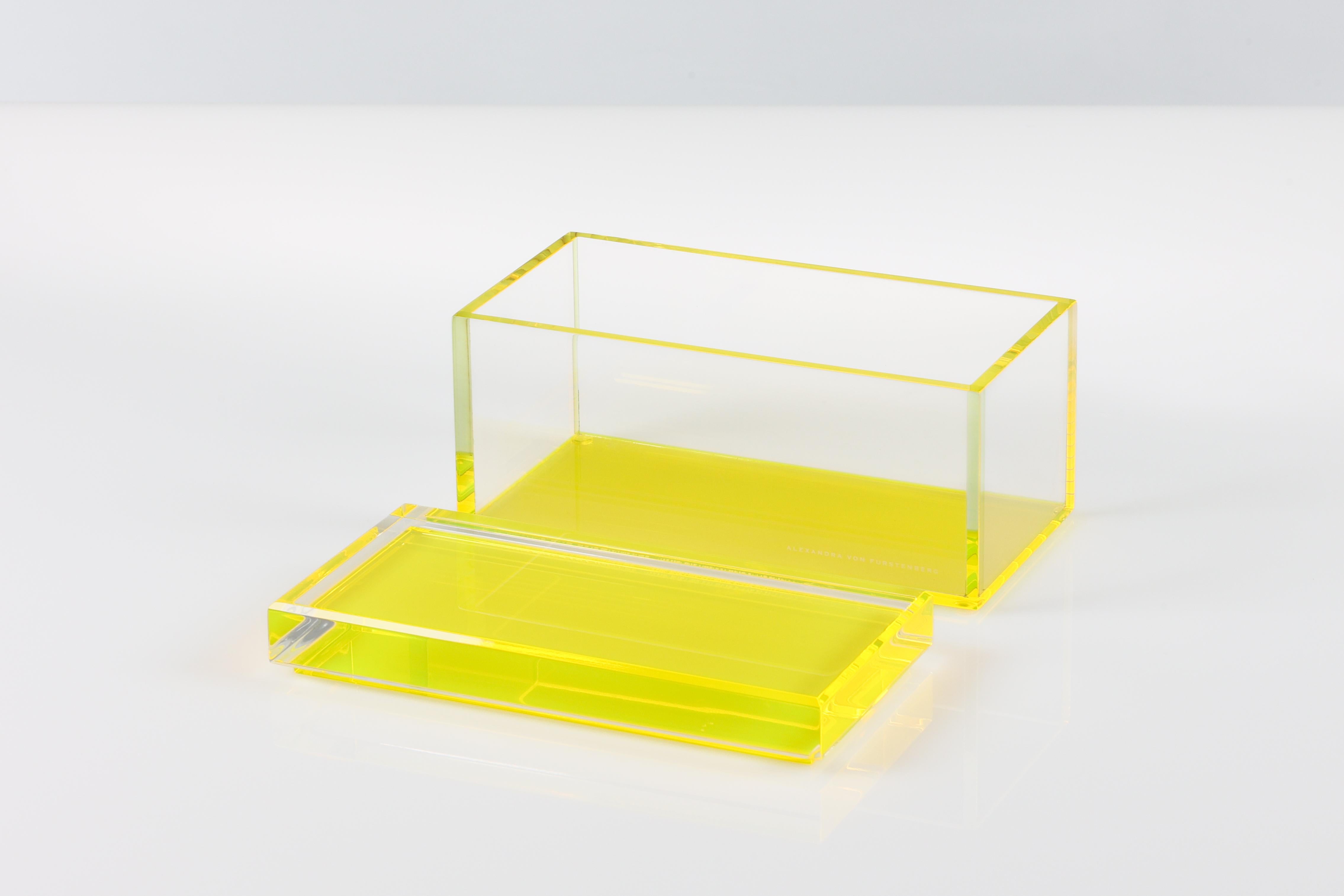 Alexandra Von Furstenberg Caja acrílica del tesoro en amarillo - Caja de almacenaje mediana Moderno en venta