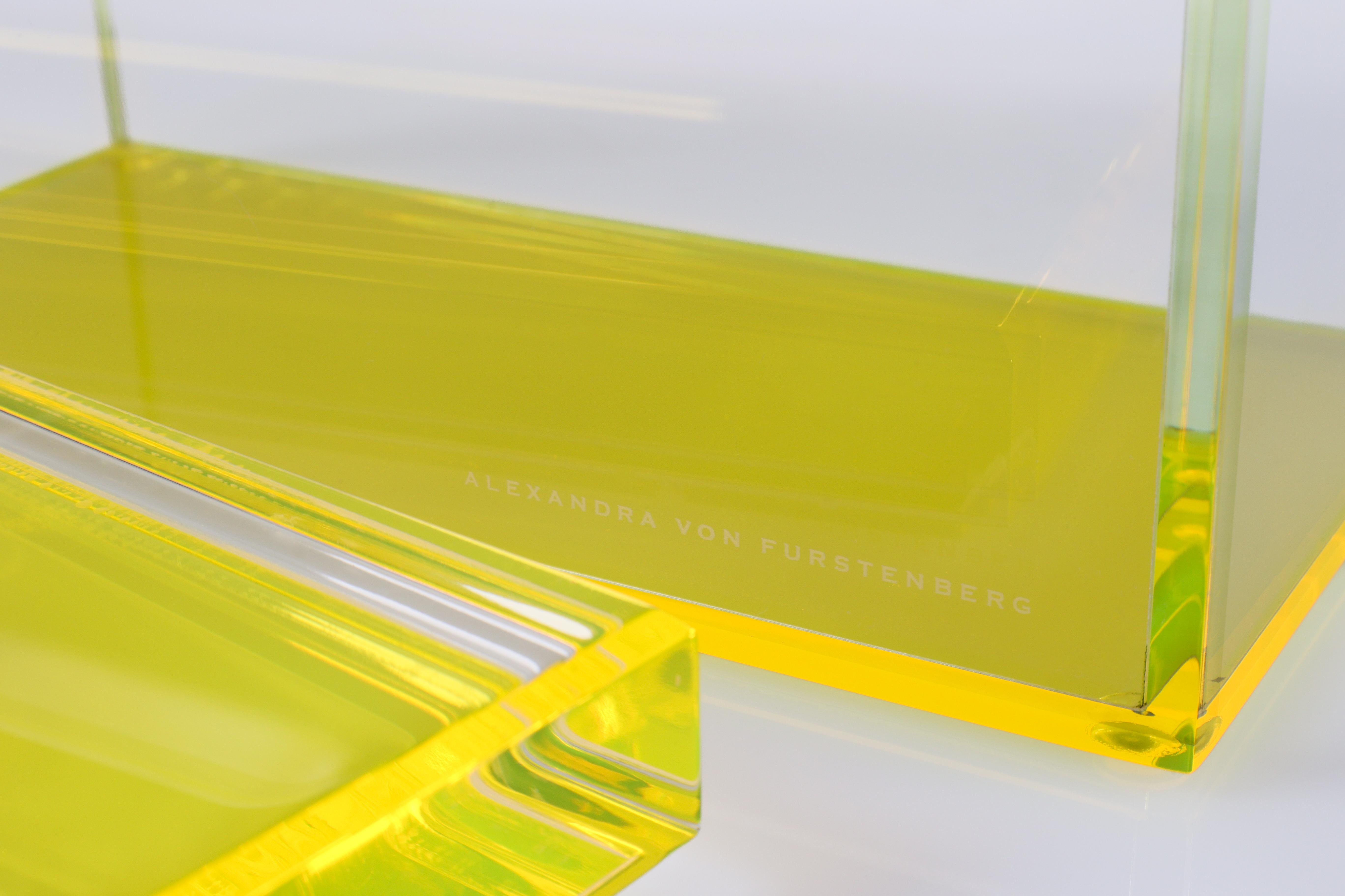 Alexandra Von Furstenberg Caja acrílica del tesoro en amarillo - Caja de almacenaje mediana Estadounidense en venta