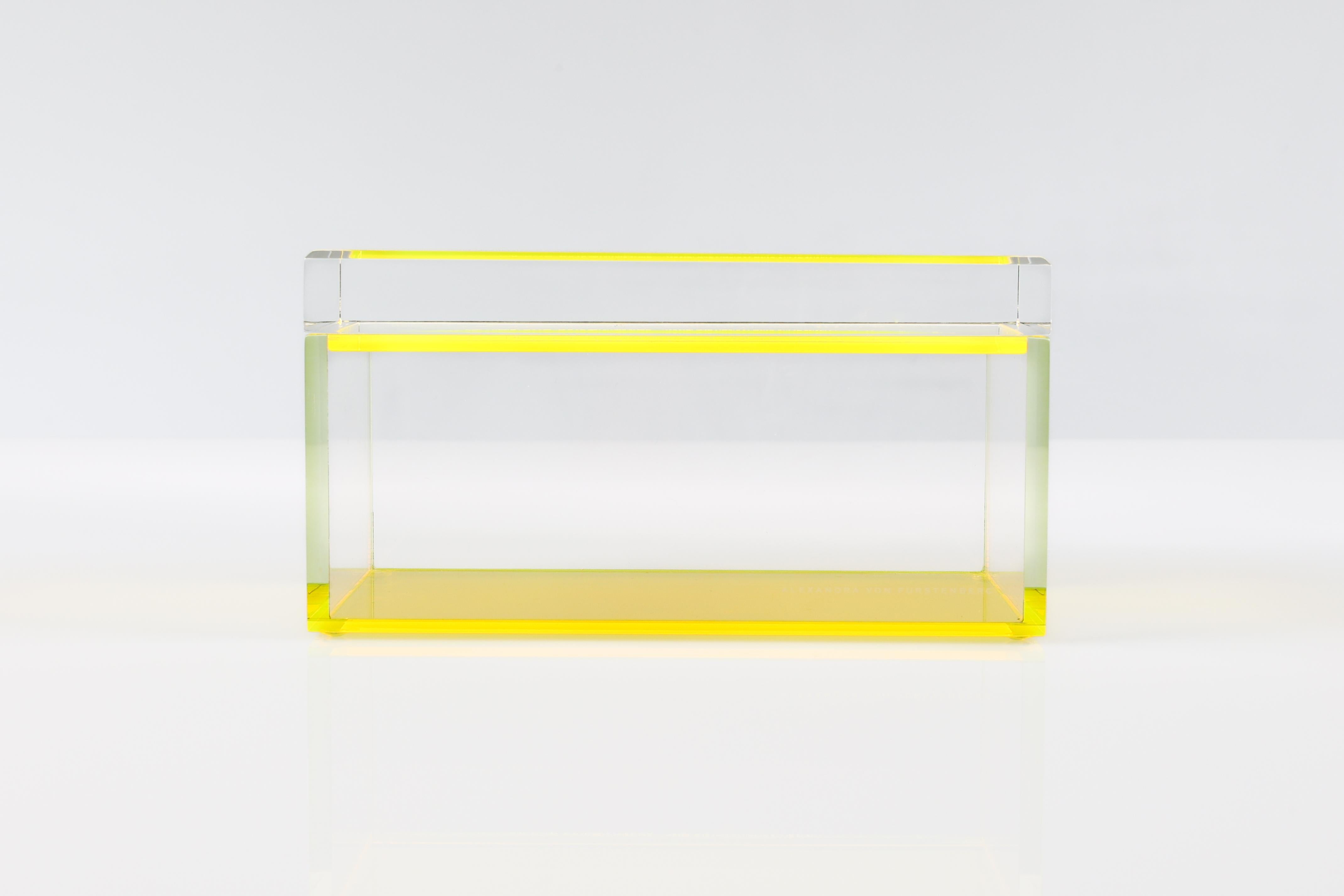 Alexandra Von Furstenberg Caja acrílica del tesoro en amarillo - Caja de almacenaje mediana Biselado en venta
