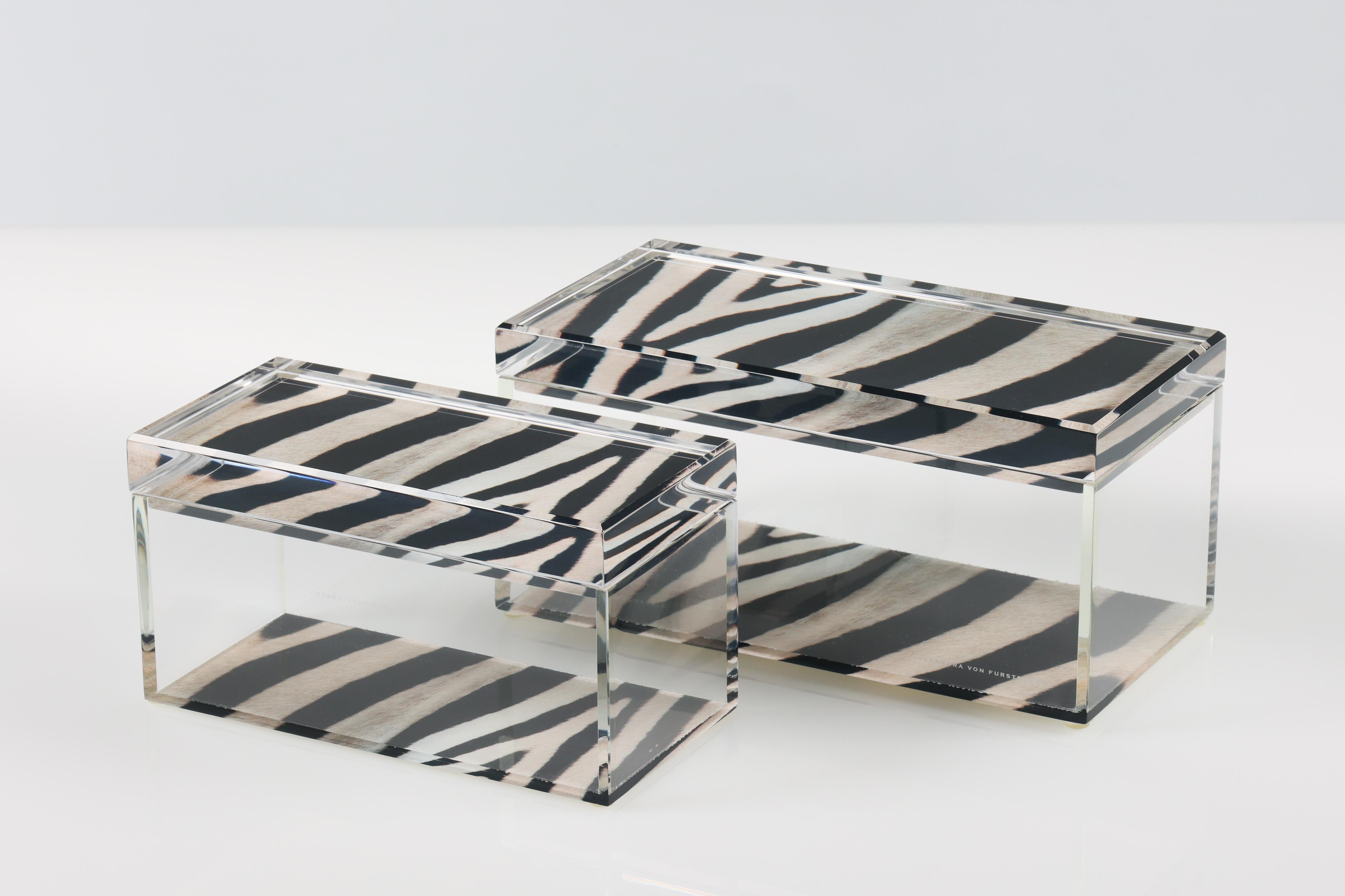 Añade un atrevido toque de glamour moderno a tu espacio con este cofre acrílico de Alexandra Von Furstenberg, con un llamativo estampado de cebra en blanco y negro. Fabricada en Lucite de alta calidad, esta elegante caja decorativa es perfecta para