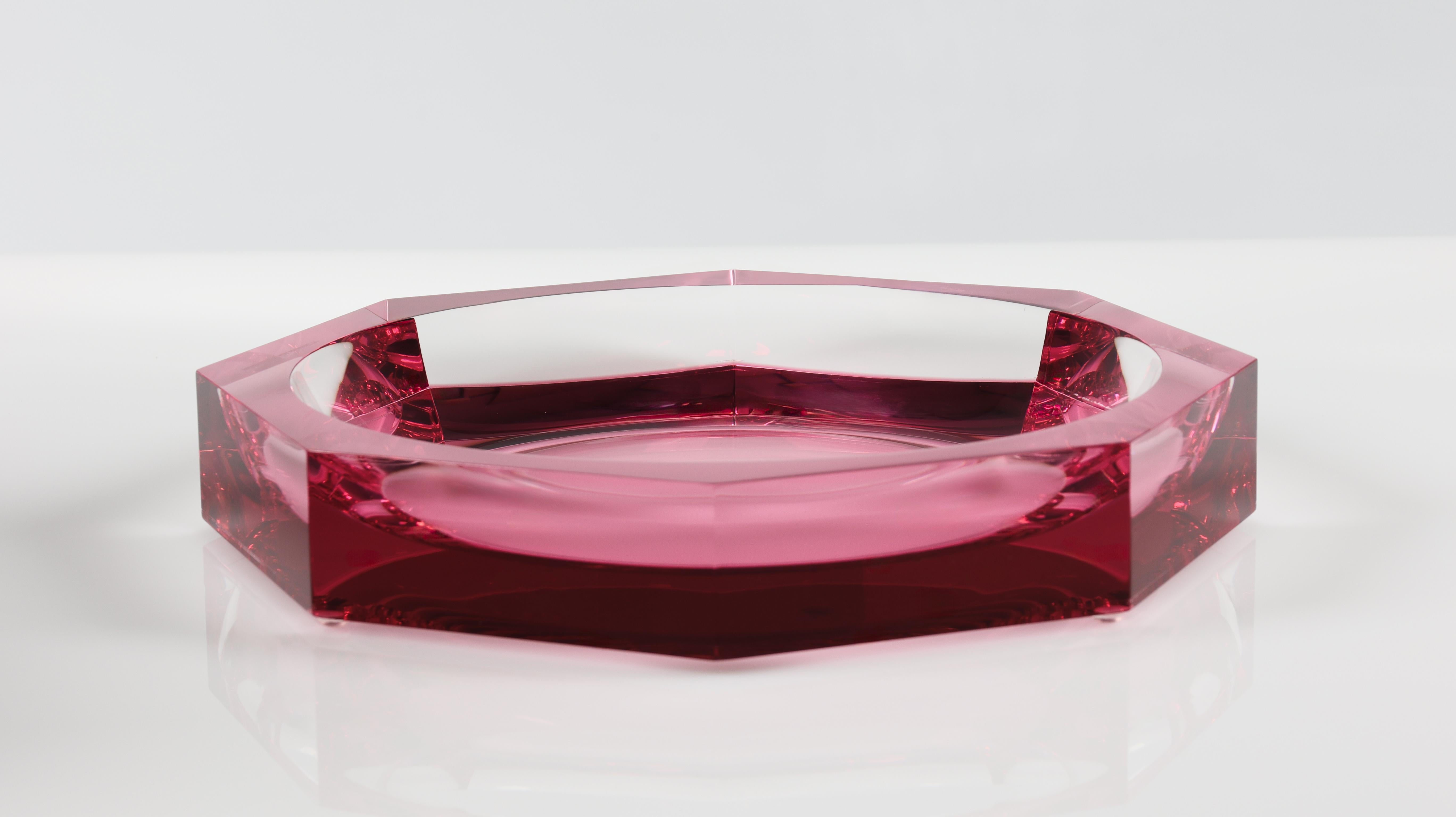Aggiungi un tocco vivace alla tua casa con questa ciotola decorativa in acrilico di alta qualità di Alexandra Von Furstenberg, progettata per donare un'eleganza moderna a qualsiasi spazio. Che sia posizionato su un'isola della cucina o usato come