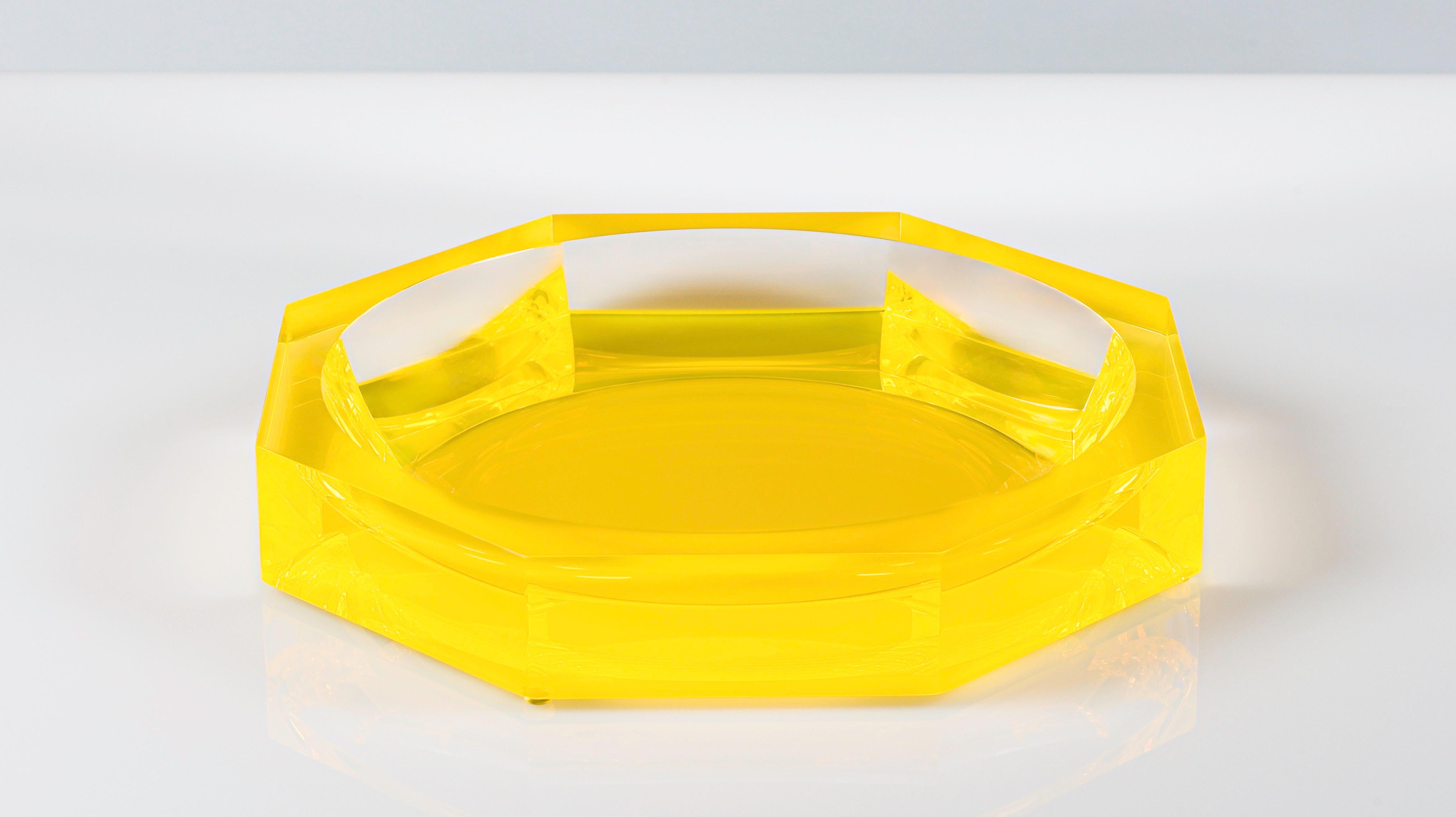 Añade un toque vibrante a tu hogar con este cuenco decorativo acrílico de alta calidad Alexandra Von Furstenberg, diseñado para aportar elegancia moderna a cualquier espacio. Tanto si se coloca en una isla de cocina como si se utiliza como centro de
