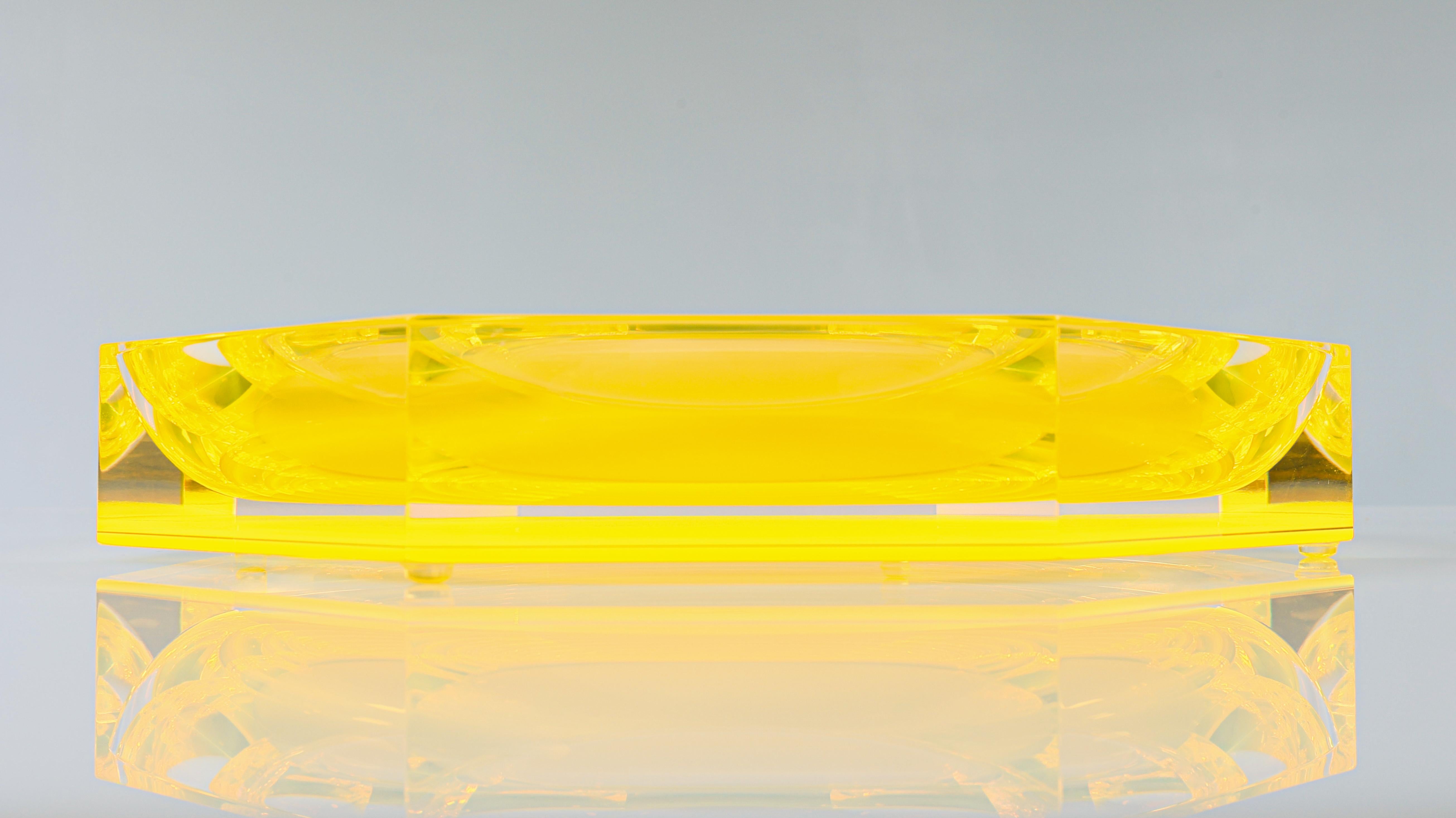 Alexandra Von Furstenberg Bol Acrílico Amarillo Nuez N Extra Grande Estadounidense en venta