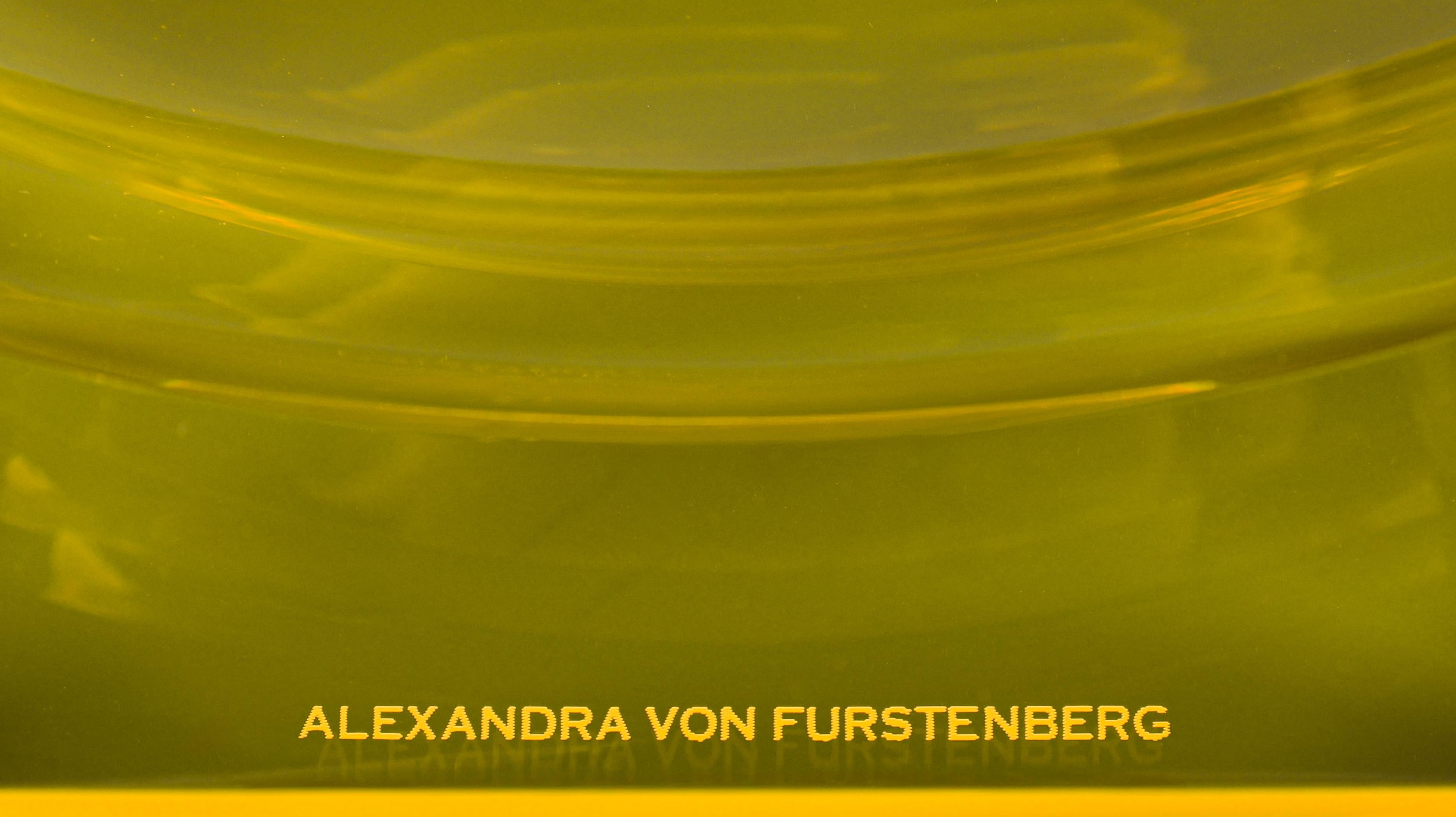 Alexandra Von Furstenberg Bol Acrílico Amarillo Nuez N Extra Grande Hecho a mano en venta