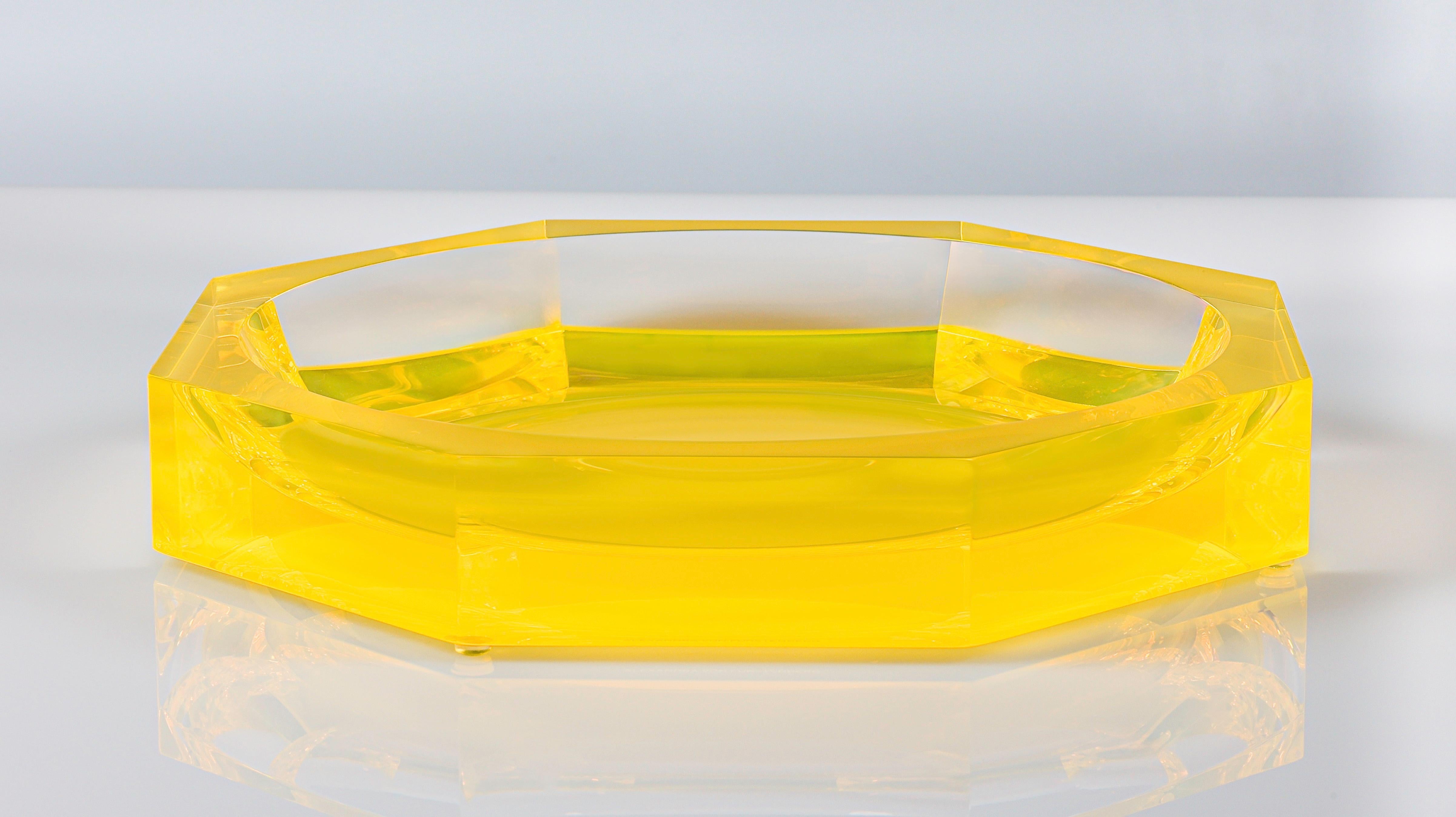 Alexandra Von Furstenberg Bol Acrílico Amarillo Nuez N Extra Grande Siglo XXI y contemporáneo en venta