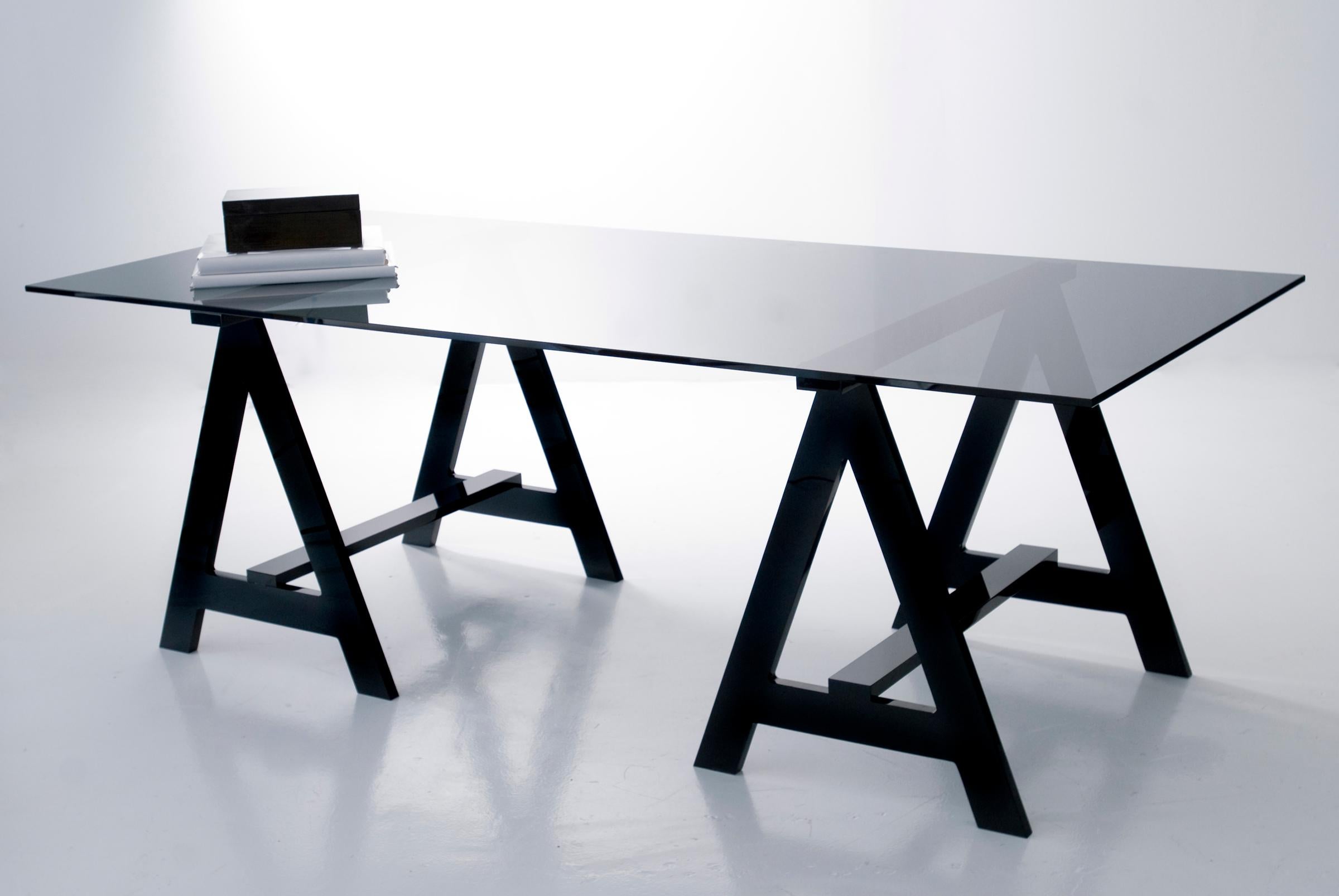 Le bureau de forgeron encadré en A d'Alexandra Von Furstenberg, en lucite noir opaque, a le pouvoir de l'élégance discrète. Son design audacieux respire la sophistication et l'art, faisant une déclaration sans dire un mot. Découvrez le nec plus