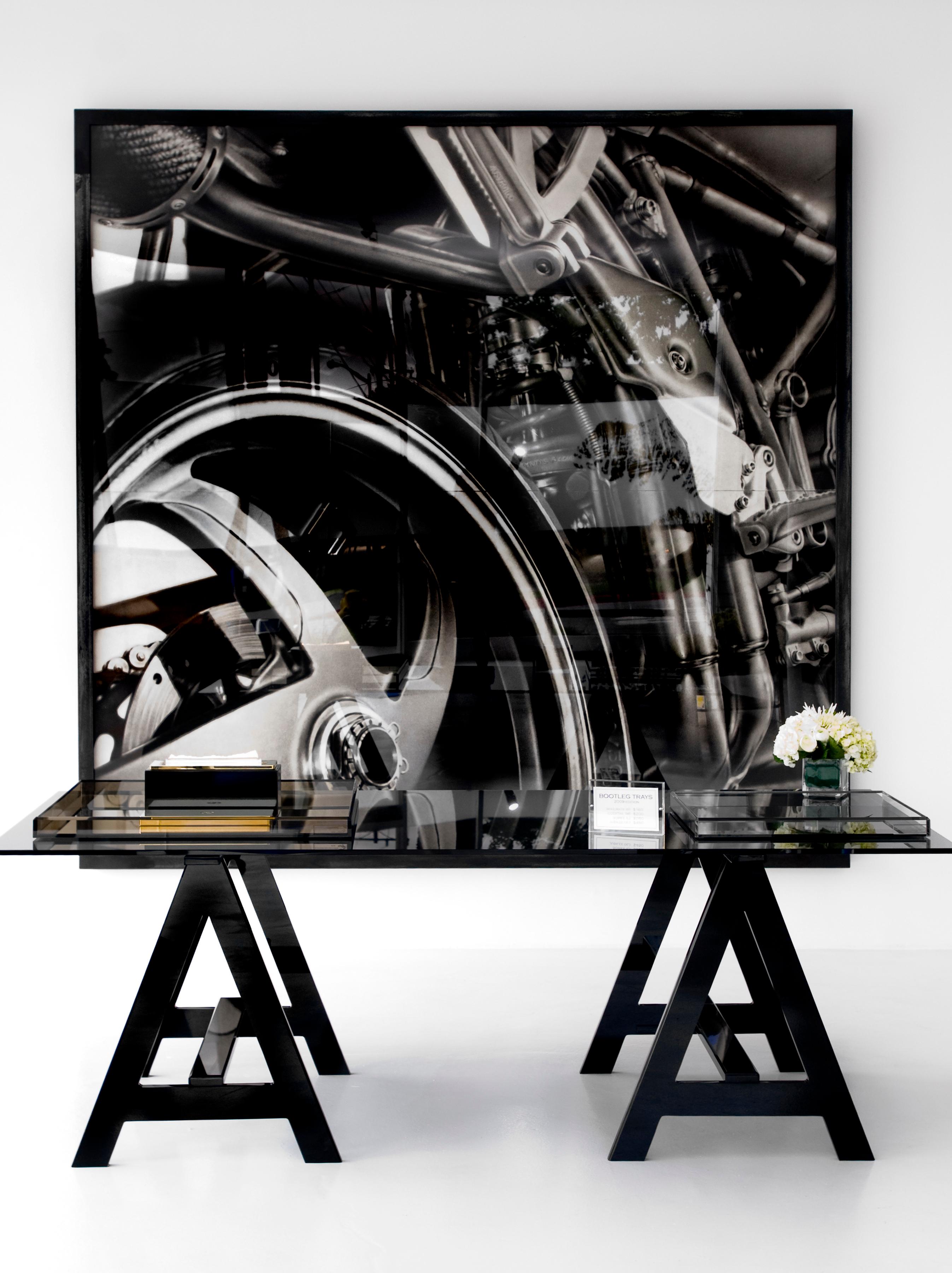 Américain Alexandra Von Furstenberg Table de bureau Blacksmith en acrylique noir opaque en vente