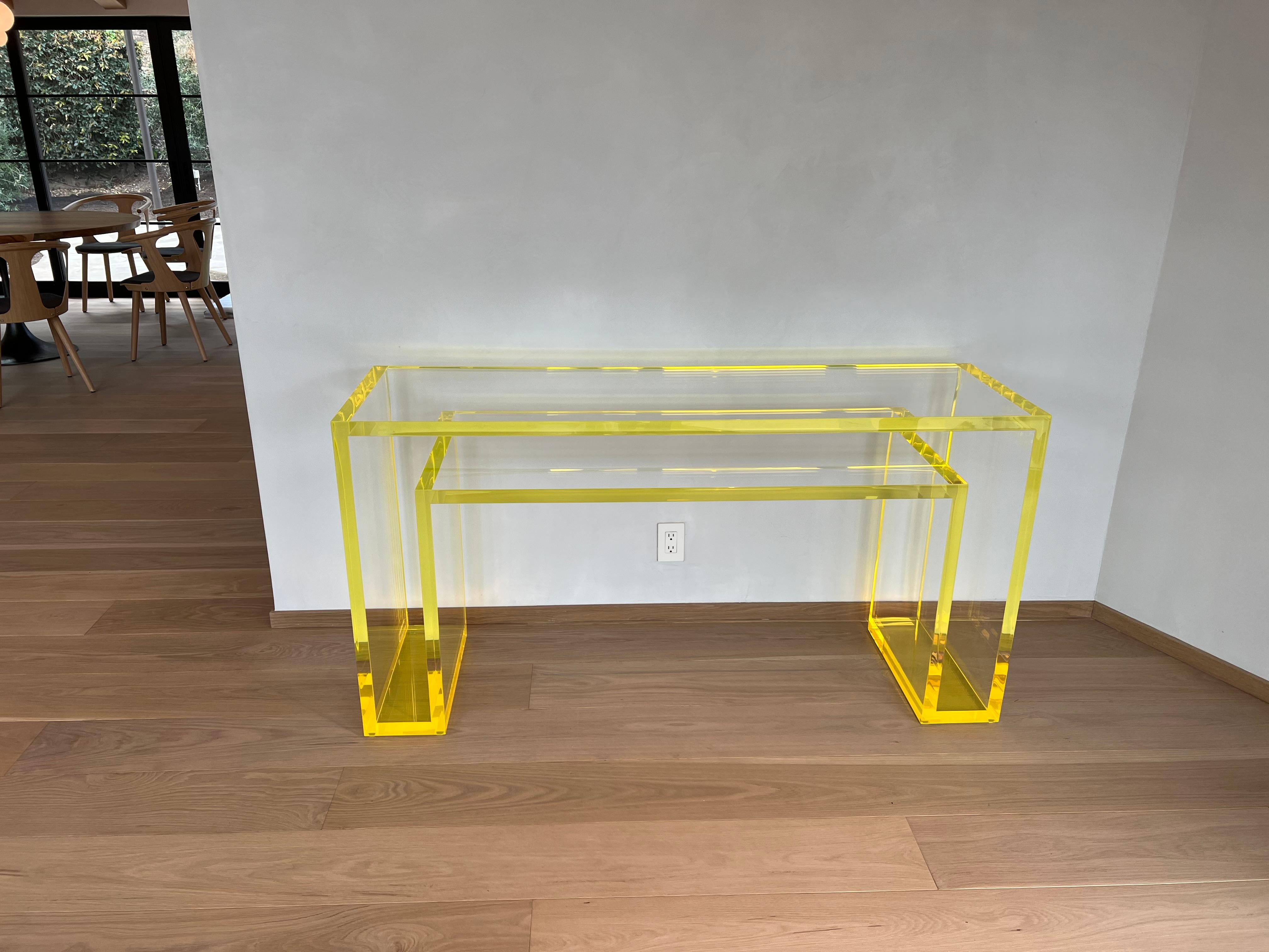 Der Brilliant Konsolentisch aus gelbem und klarem Lucite zeichnet sich durch seine schlichte, raffinierte Linienführung aus und verleiht jedem Raum in Ihrem Zuhause oder Büro den perfekten Farbakzent. Es ist das ikonischste Stück aus Alexandra Von