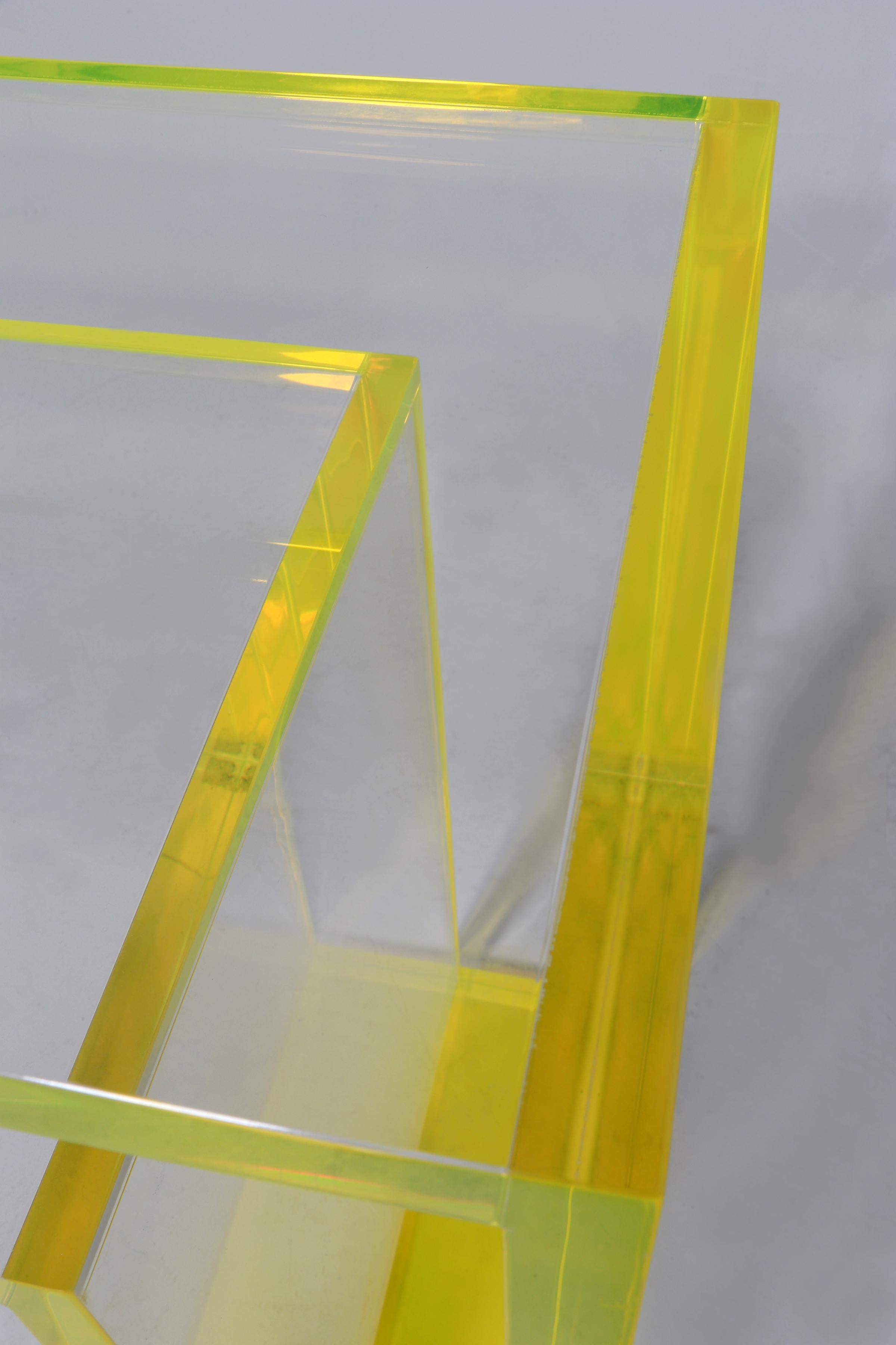Alexandra Von Furstenberg Brilliant Konsolentisch in Gelb und klarem Acryl (21. Jahrhundert und zeitgenössisch) im Angebot