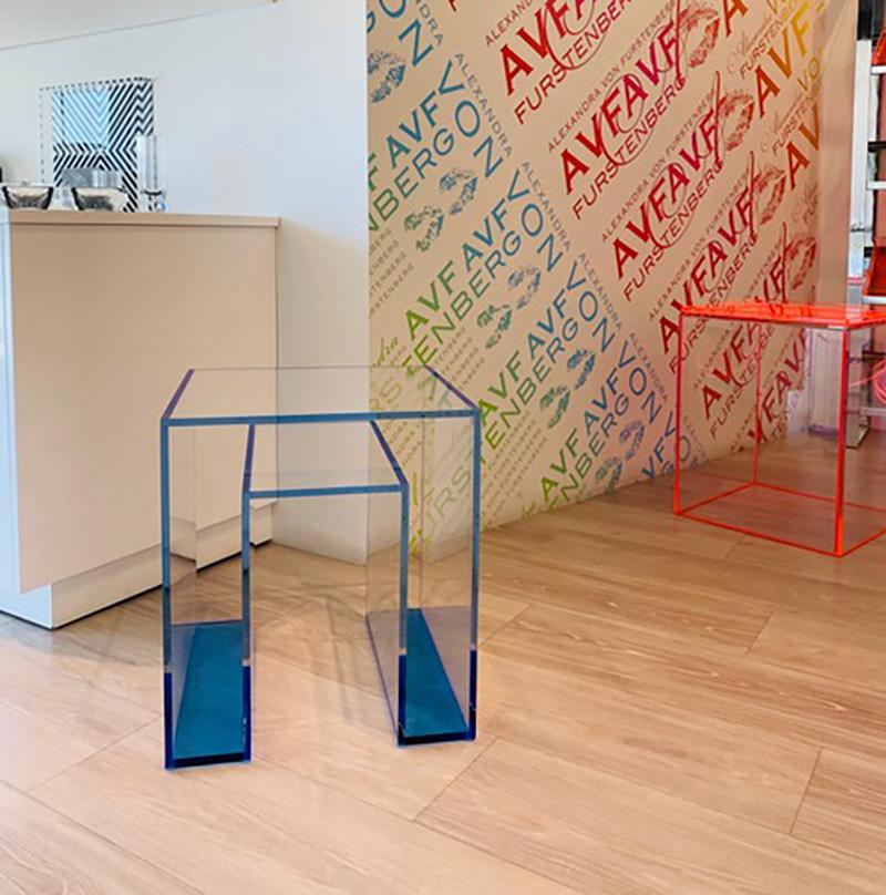 Alexandra Von Furstenberg Brilliant Side Table in Lagoon and Clear Acrylic In Good Condition For Sale In Los Angeles, CA