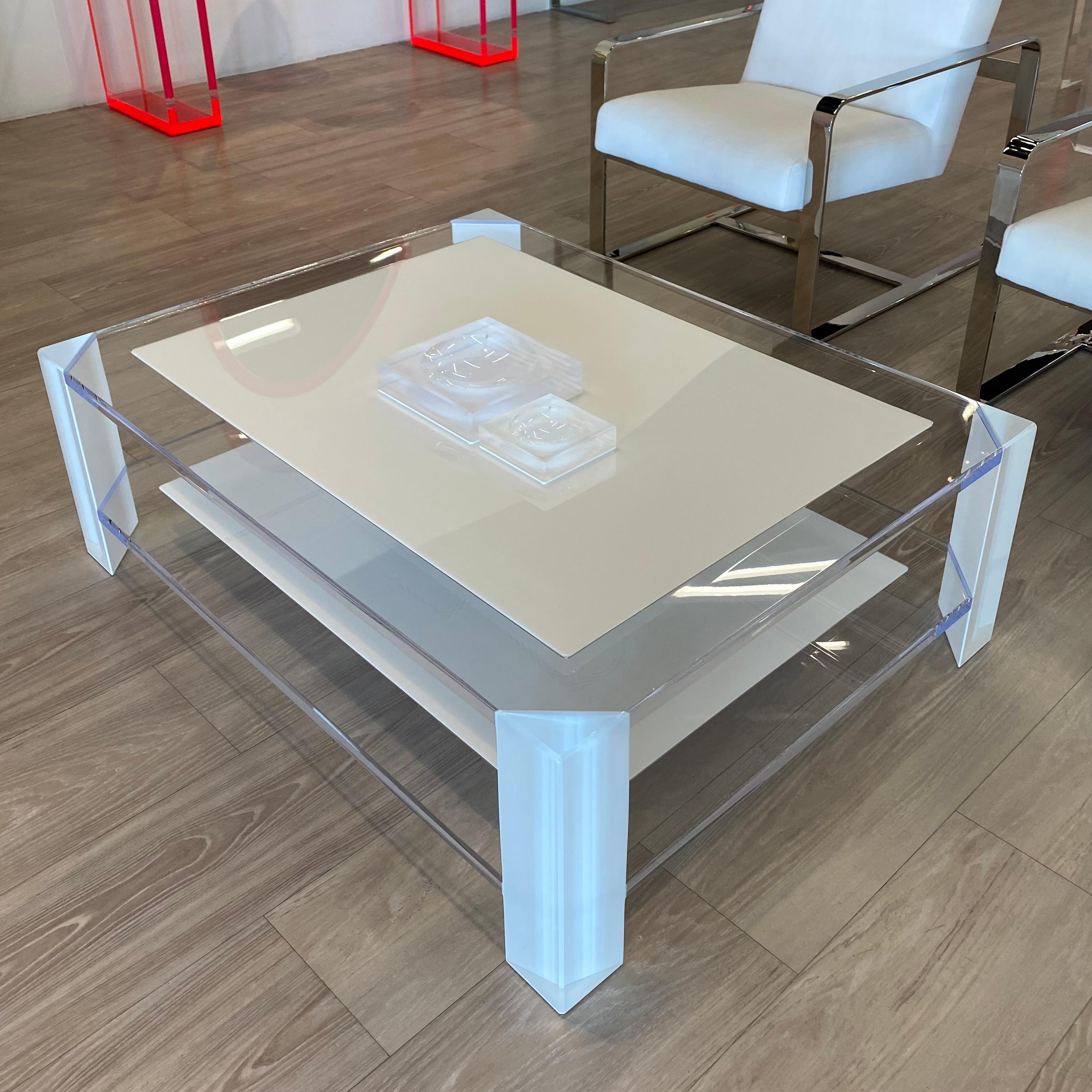Moderne Table basse Sledge Alexandra Von Furstenberg en acrylique blanc et transparent en vente