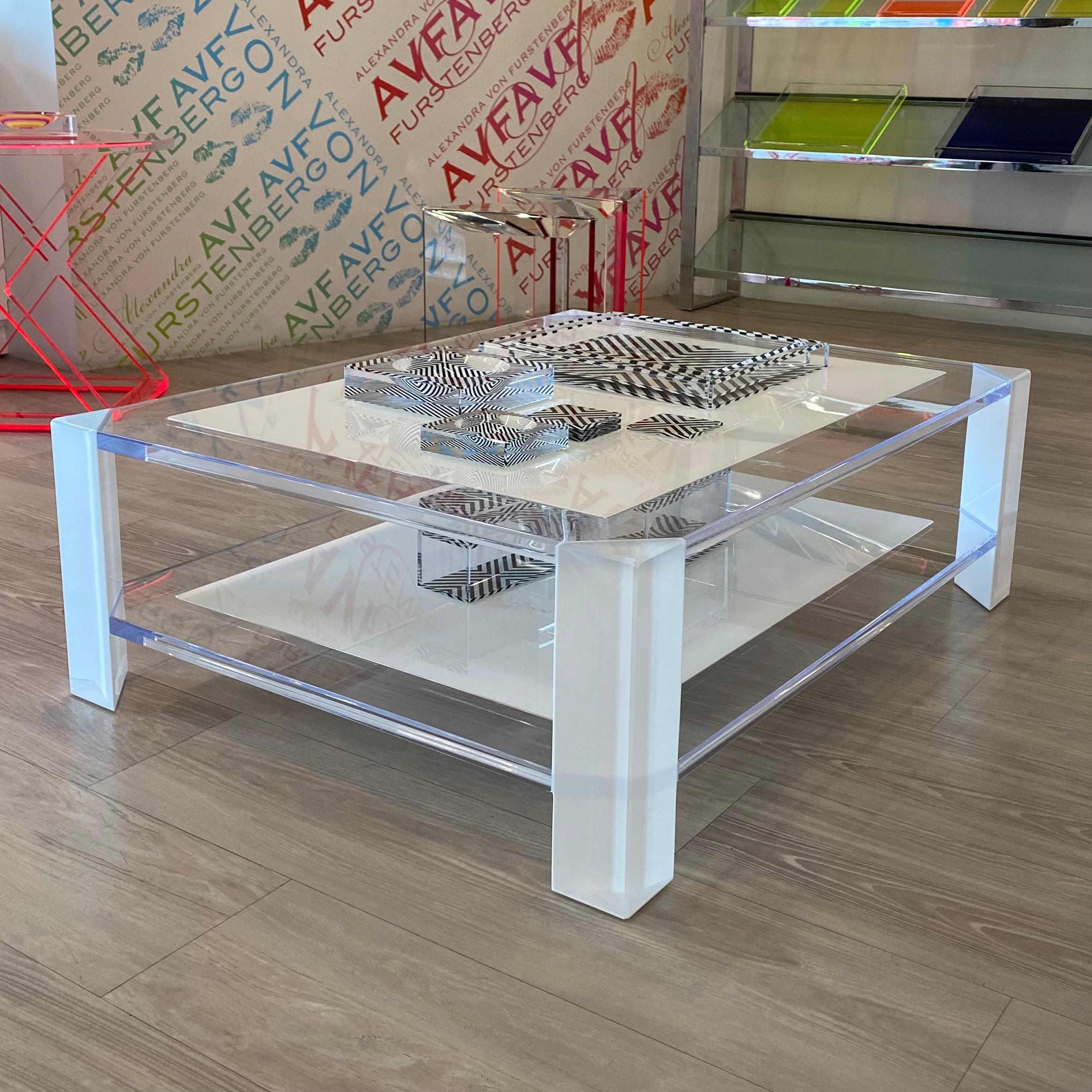 Américain Table basse Sledge Alexandra Von Furstenberg en acrylique blanc et transparent en vente