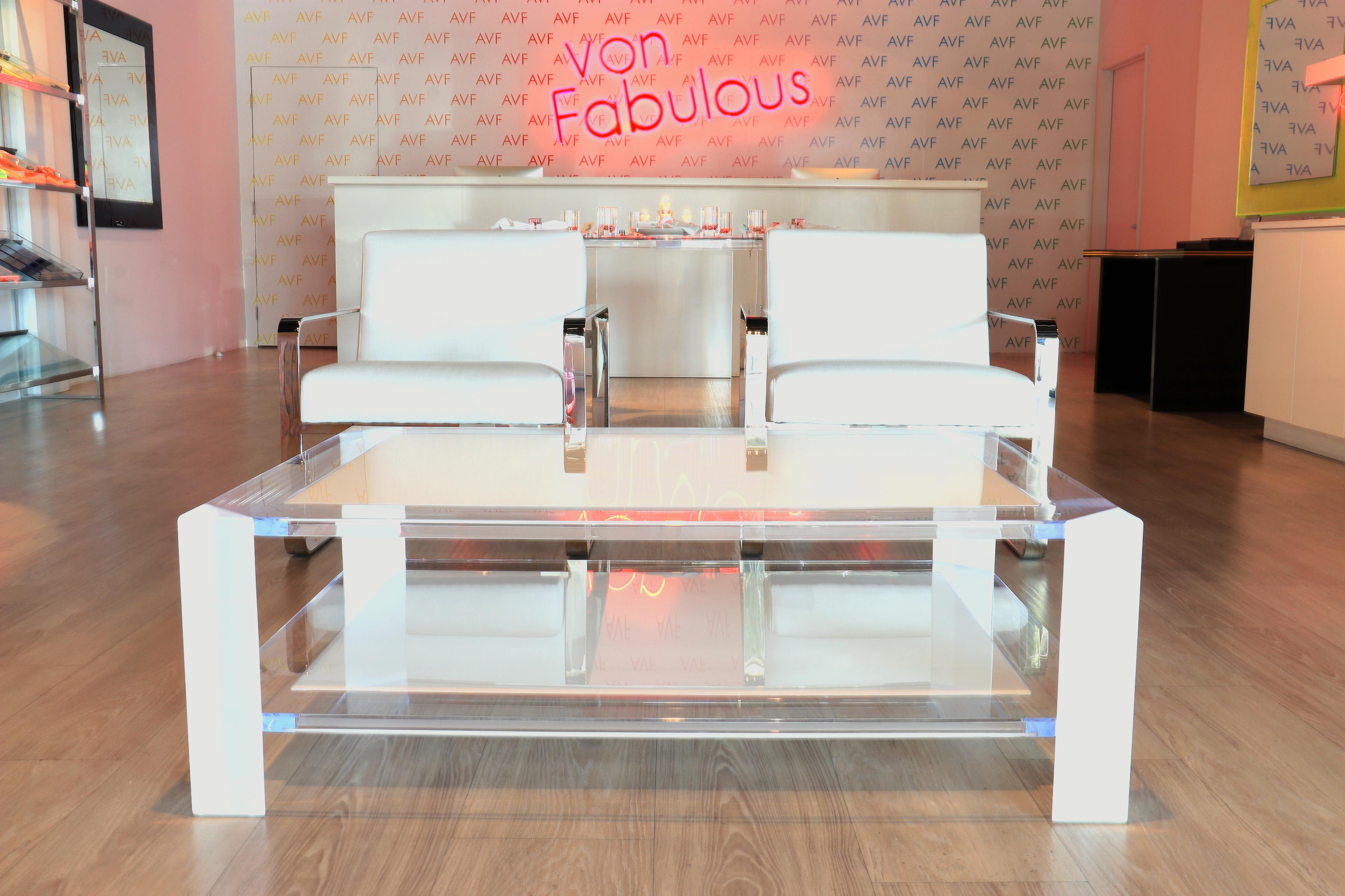 Fait main Table basse Sledge Alexandra Von Furstenberg en acrylique blanc et transparent en vente