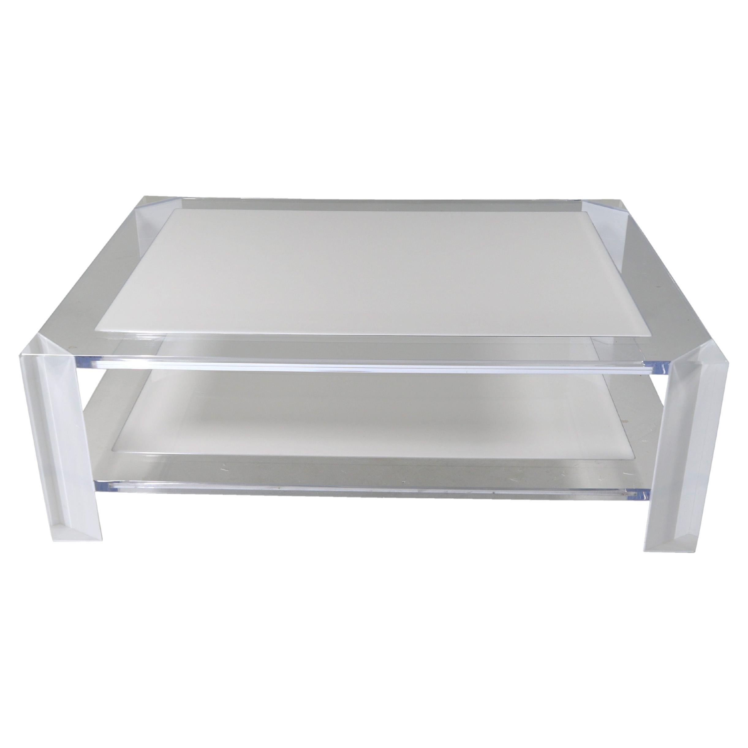 Mesa baja Alexandra Von Furstenberg Sledge en blanco y acrílico transparente