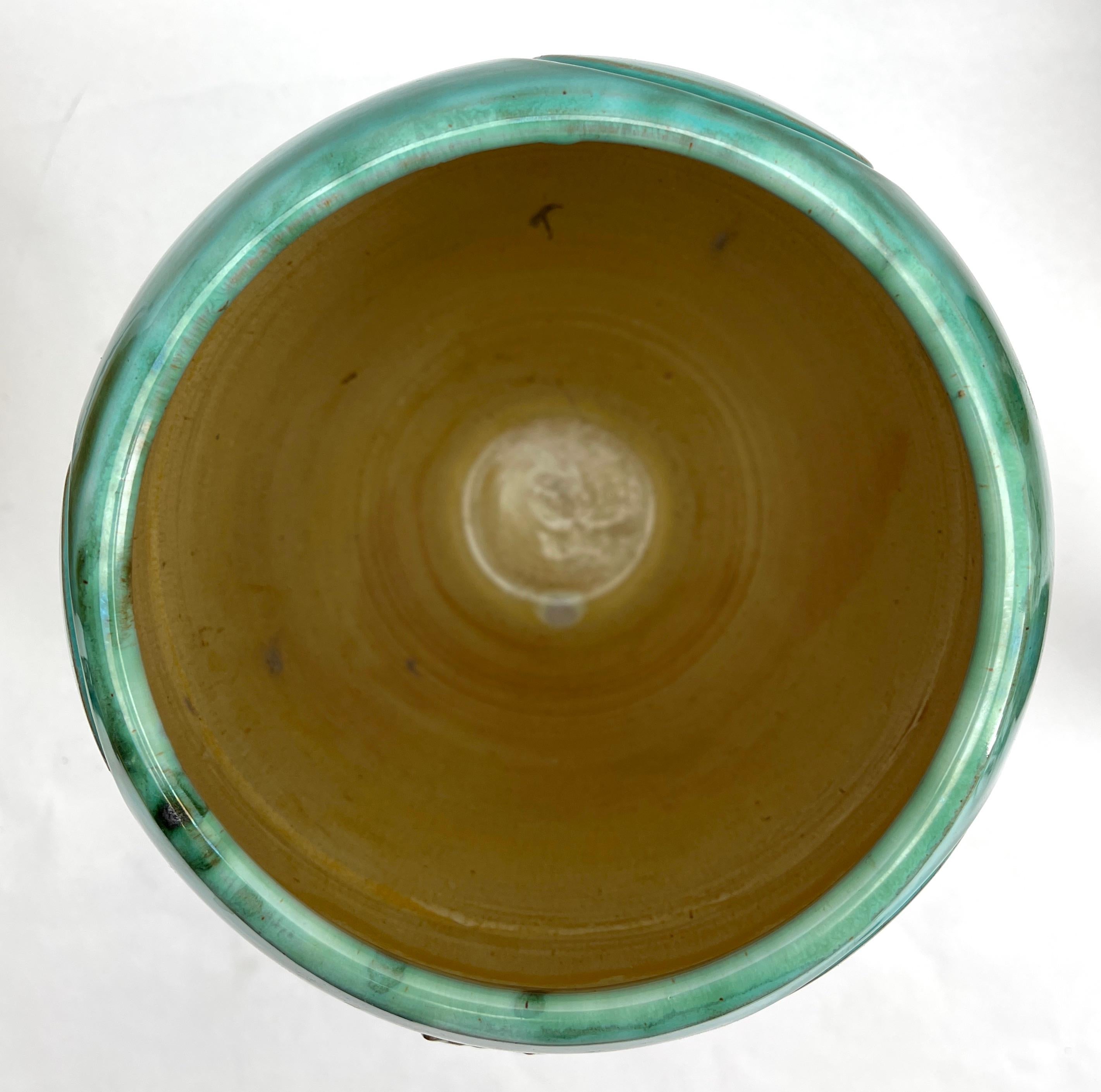 Vase Alexandre/Brésil en terre cuite vernissée verte décoré de poissons en relief en vente 2