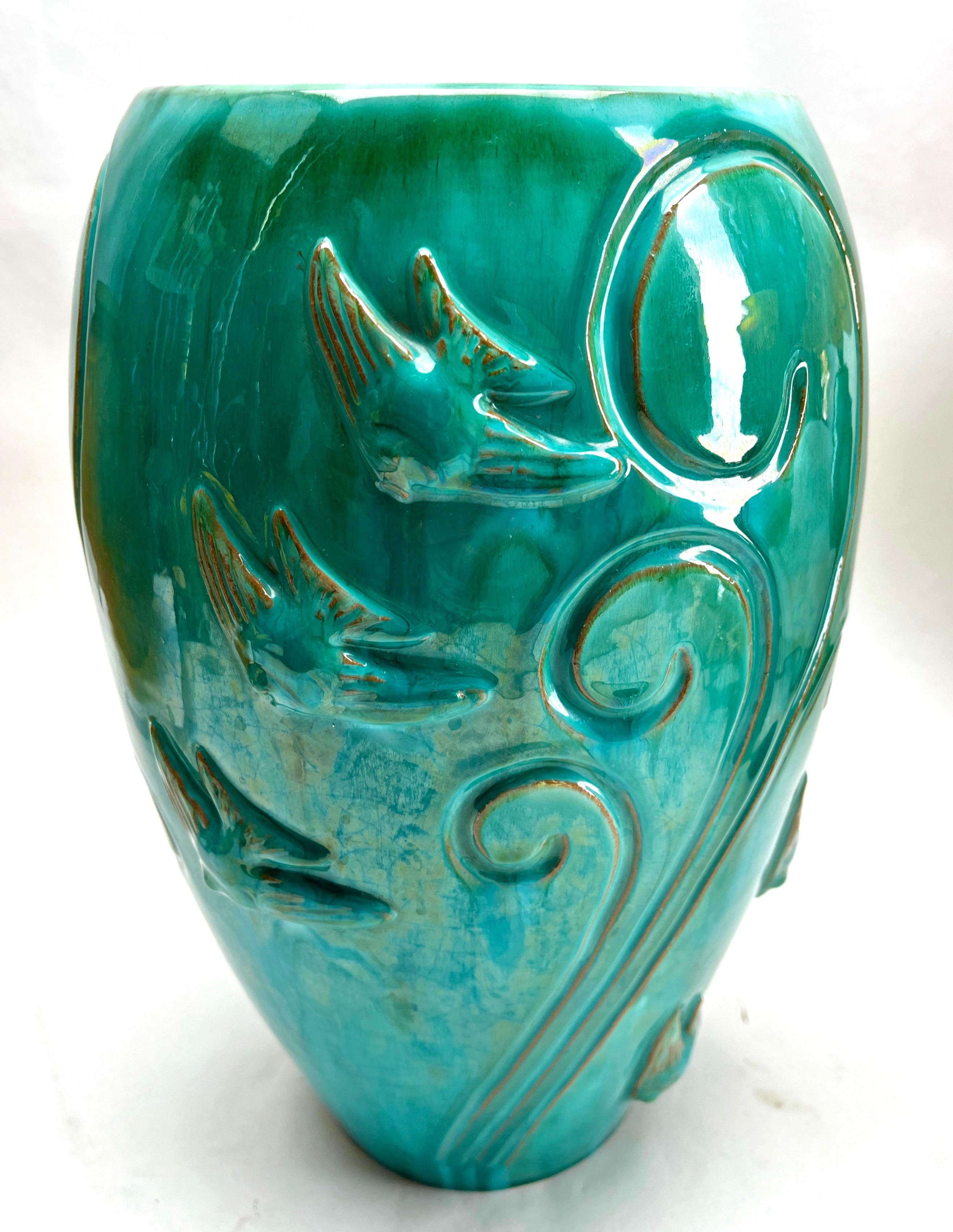 Art nouveau Vase Alexandre/Brésil en terre cuite vernissée verte décoré de poissons en relief en vente