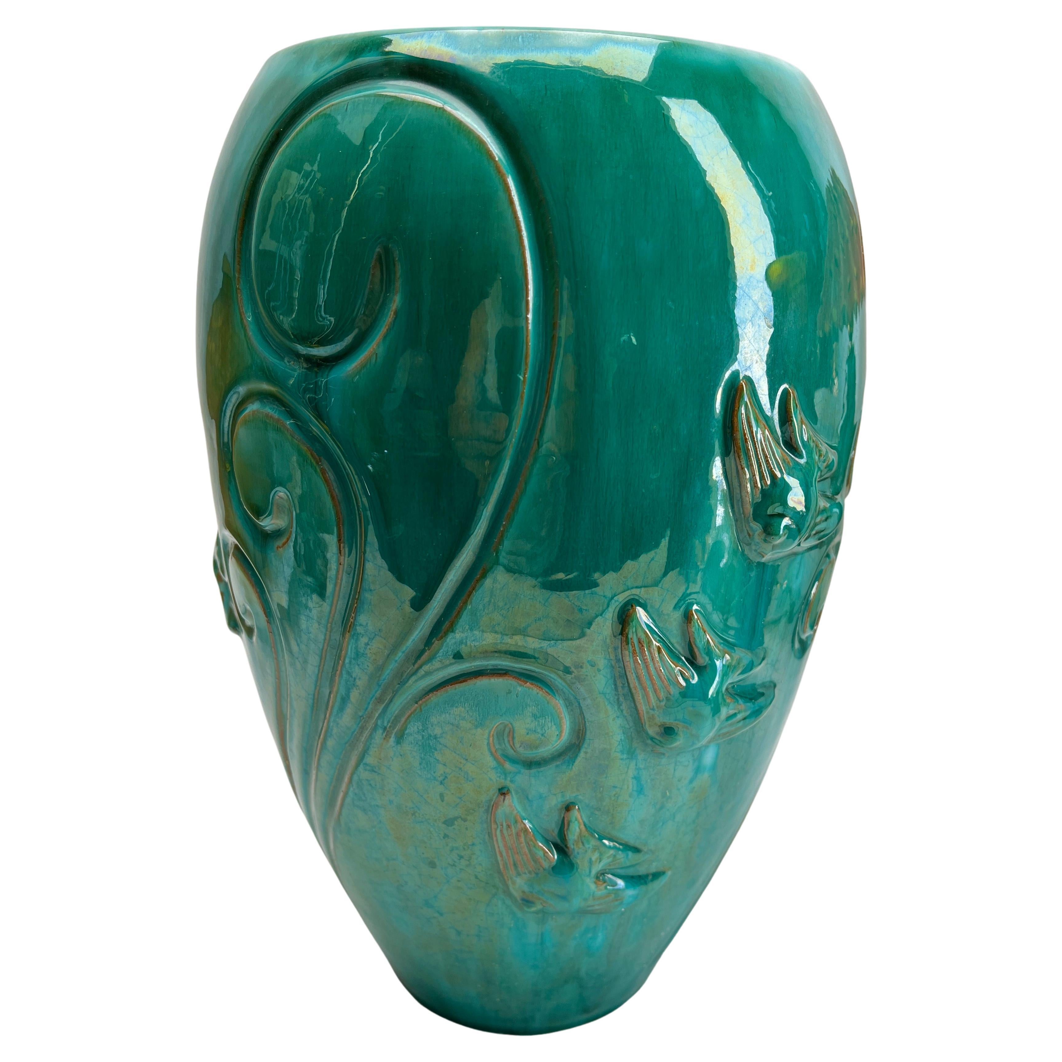 Vase Alexandre/Brésil en terre cuite vernissée verte décoré de poissons en relief en vente