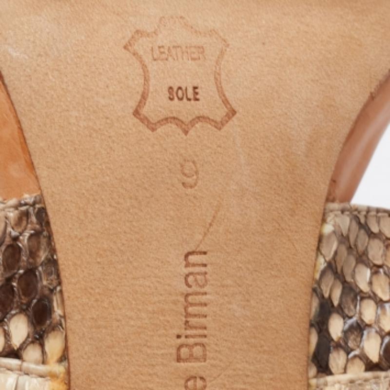 Alexandre Birman ist bereit, Sie mit diesen atemberaubenden Sandalen zu beeindrucken. Sie sind aus feinem Leder gefertigt und haben einen stabilen Absatz. Dieses Paar Sandalen wird Ihren Style-Faktor erhöhen.