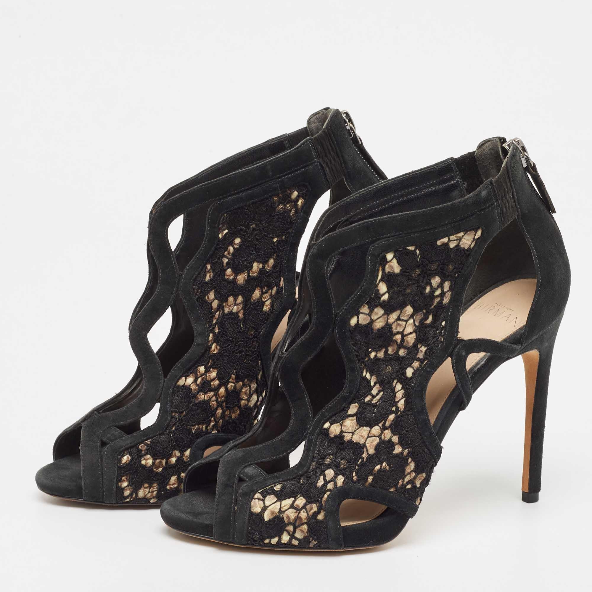 Llama la atención con estas sandalias Alexandre Birman para mujer. Impecablemente elaborados, estos elegantes tacones ofrecen moda y comodidad, elevando tu look con cada paso elegante.