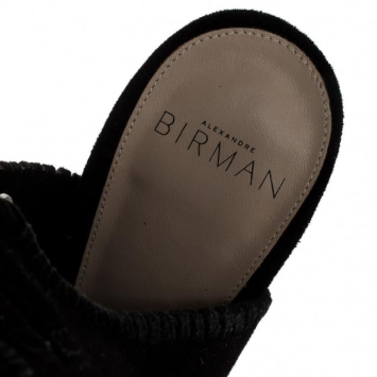 Estos botines de Alexandre Birman, una versión de alta costura de un estilo muy apreciado, vienen a iluminar tus días. Llevan peep-toes, detalles de encaje y tacón de 10 cm. Diseñado para ayudarte a caminar con comodidad, este par de ante es una
