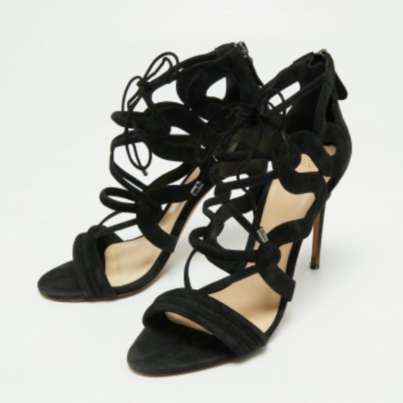 Cette élégante paire de sandales d'Alexandre Birman est encore plus belle aux pieds. Les chaussures ont un extérieur en daim agrémenté de découpes, de liens simples et d'orteils ouverts. Elles sont montées sur des talons de 11 cm.