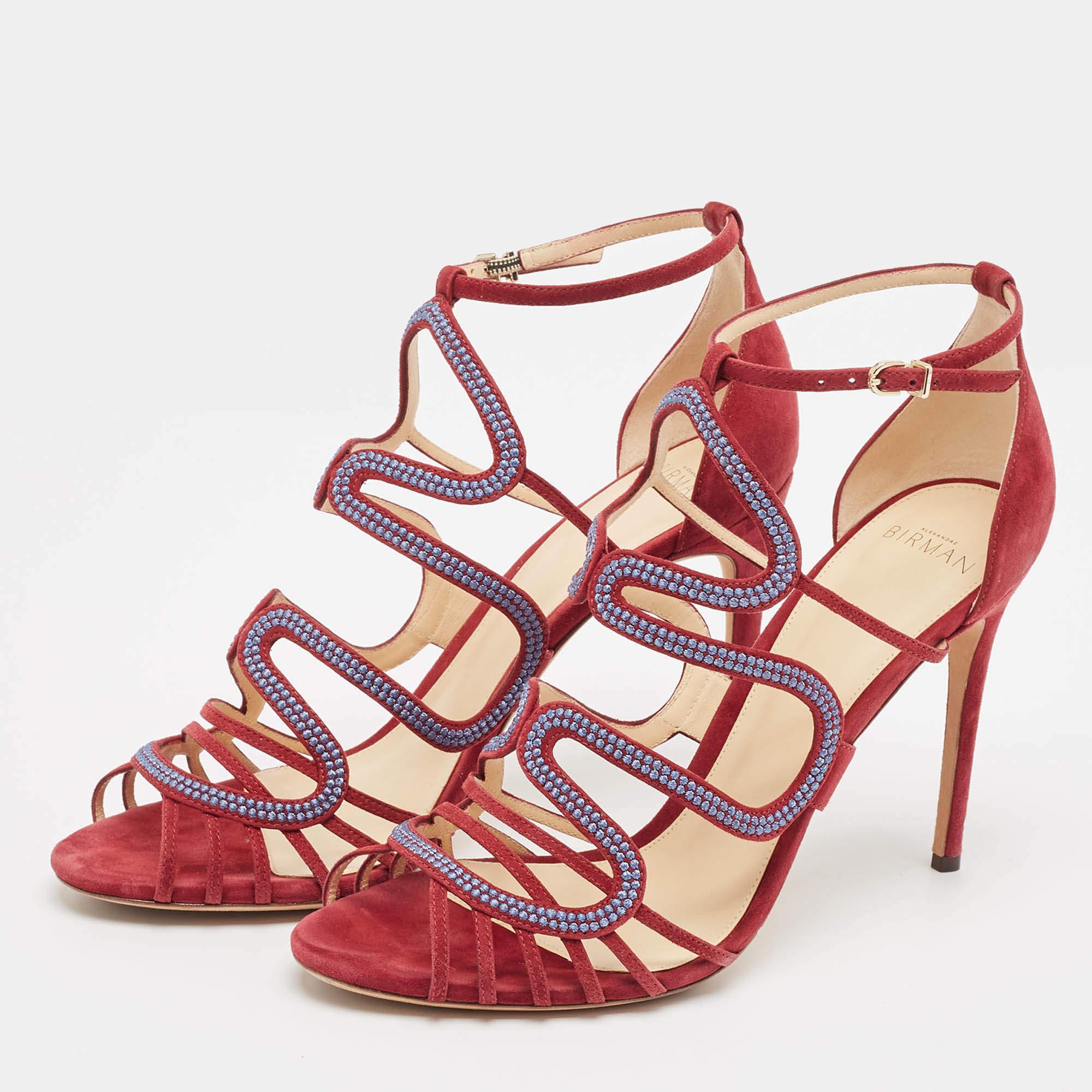 Migliora il tuo look aggiungendo al guardaroba questi sandali Alexandre Birman. Realizzate in pelle scamosciata, sono dotate di chiusura con fibbia e tacco a spillo di 10,5 cm.
