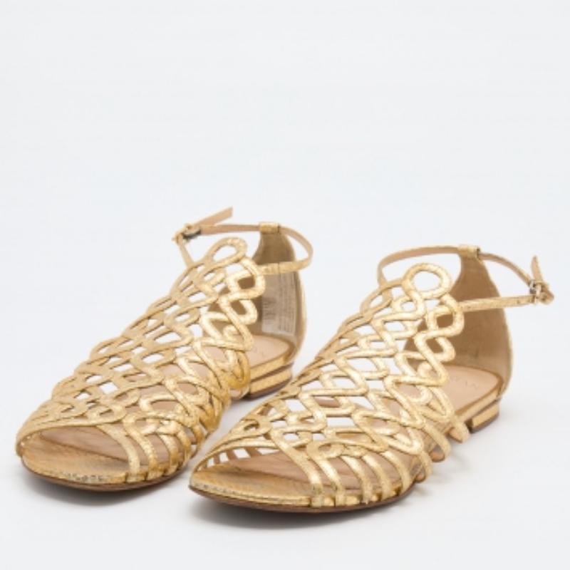 Idéales pour diverses occasions, ces sandales sont dotées d'un attrait luxueux. Ils sont faciles à enfiler et sont fabriqués à partir de matériaux de première qualité. Montée sur des semelles durables, cette paire vaut son pesant d'or.