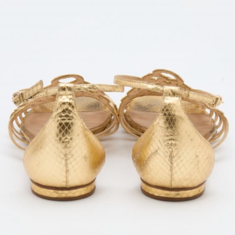 Or Sandales plates Alexandre Birman à lanières en cuir doré, taille 38 en vente