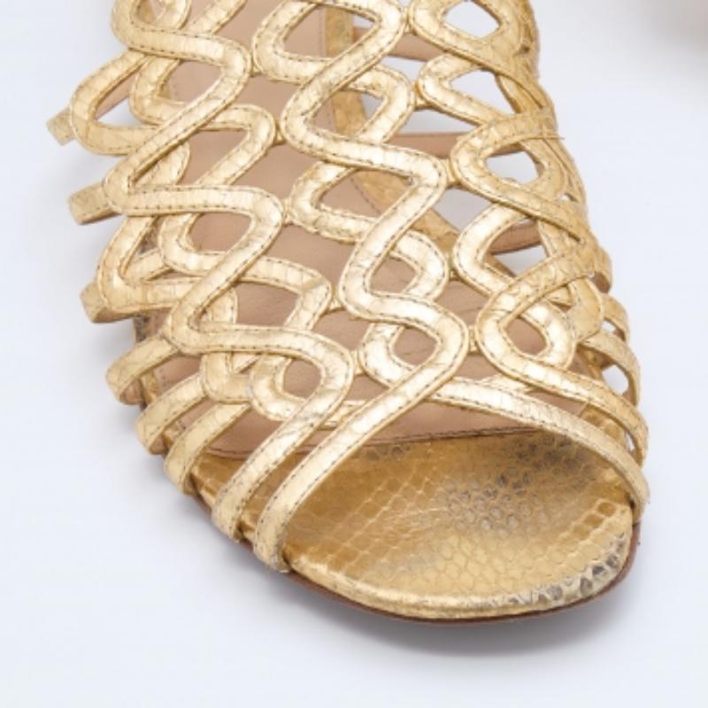 Sandales plates Alexandre Birman à lanières en cuir doré, taille 38 État moyen - En vente à Dubai, Al Qouz 2