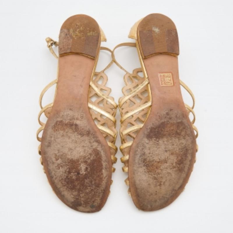 Sandales plates Alexandre Birman à lanières en cuir doré, taille 38 en vente 3