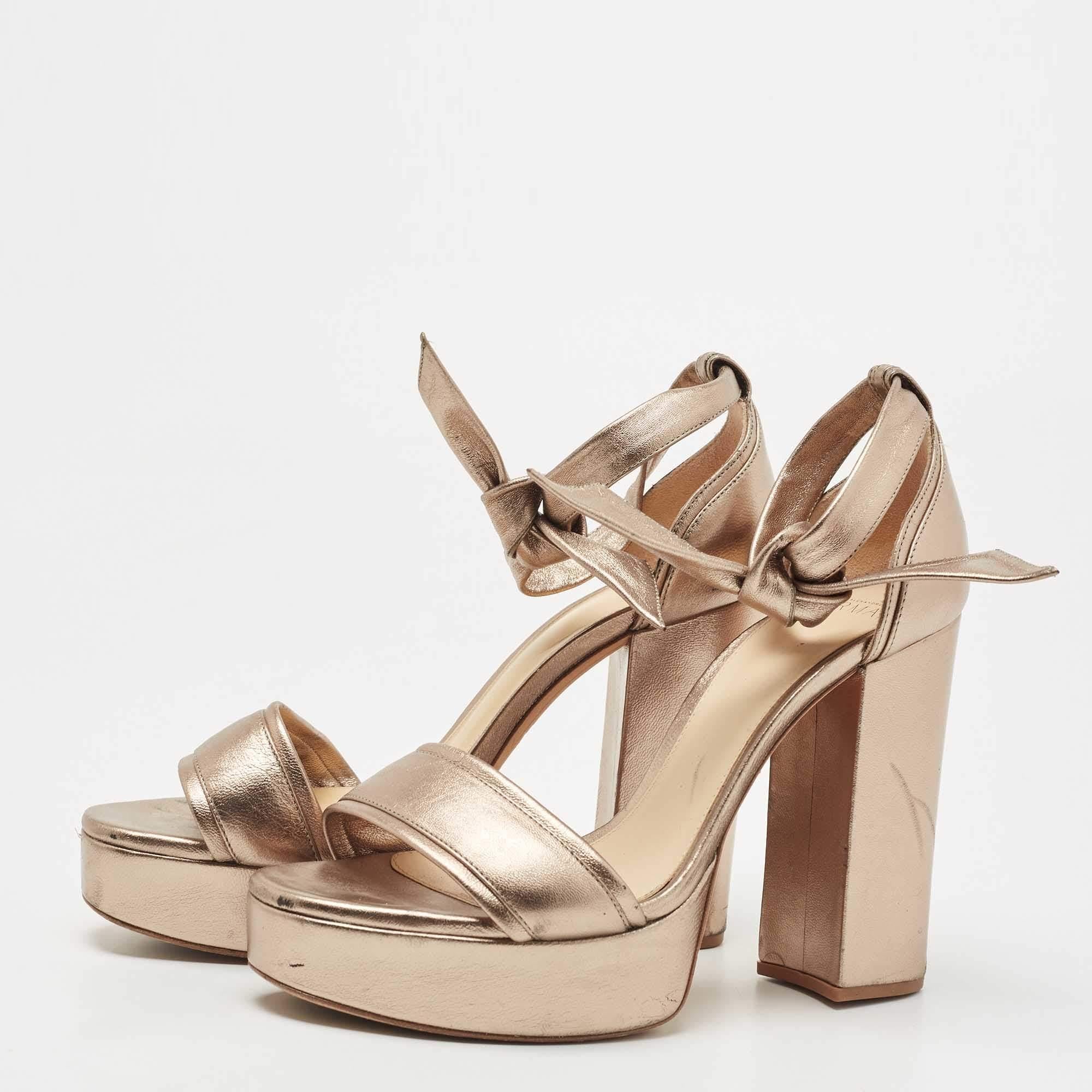 Questi sandali incorniceranno i tuoi piedi in modo elegante. Realizzato con materiali di qualità  hanno un design elegante e solette confortevoli.